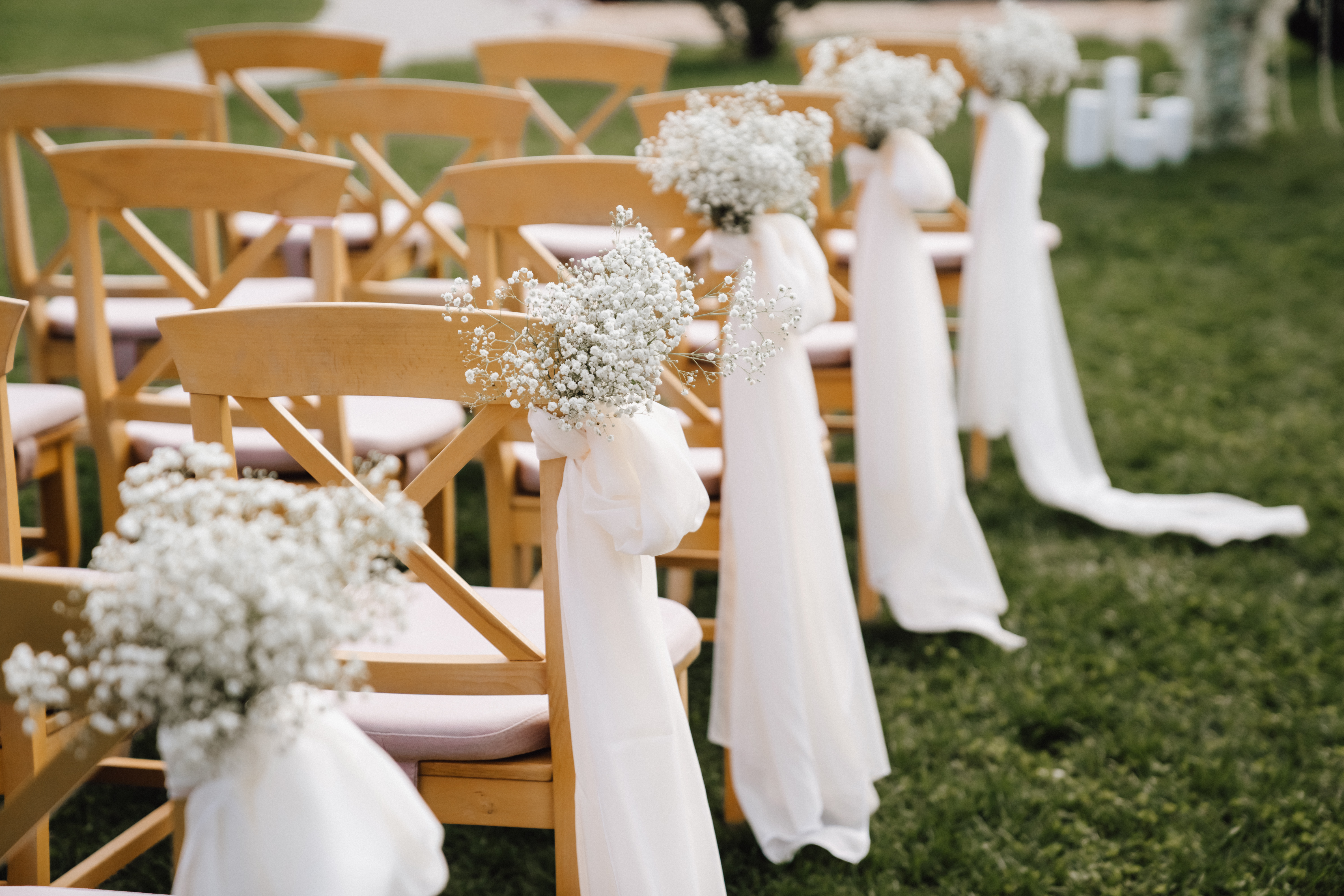 Des chaises décorées lors d'une cérémonie de mariage | Source : Shutterstock