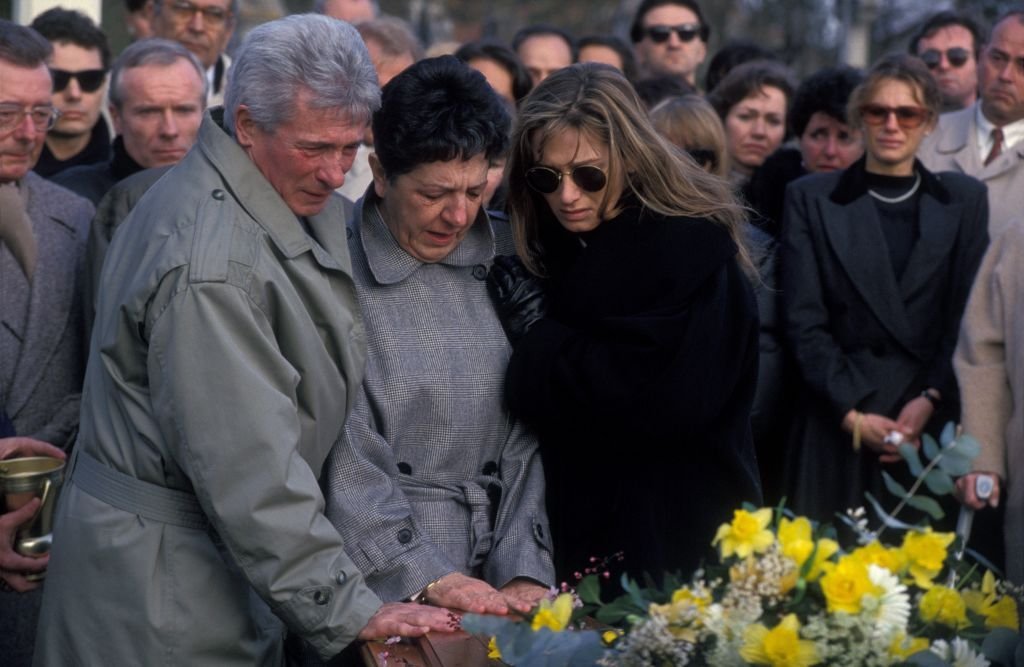 Les parents et la compagne de Patrick Roy ors de son enterrement le 20 février 1993. l Source : Getty Images