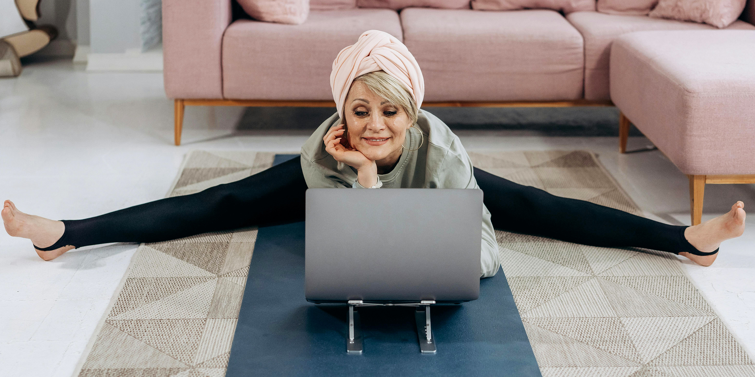 Femme âgée faisant du sport devant son ordinateur portable | Source : Pexels
