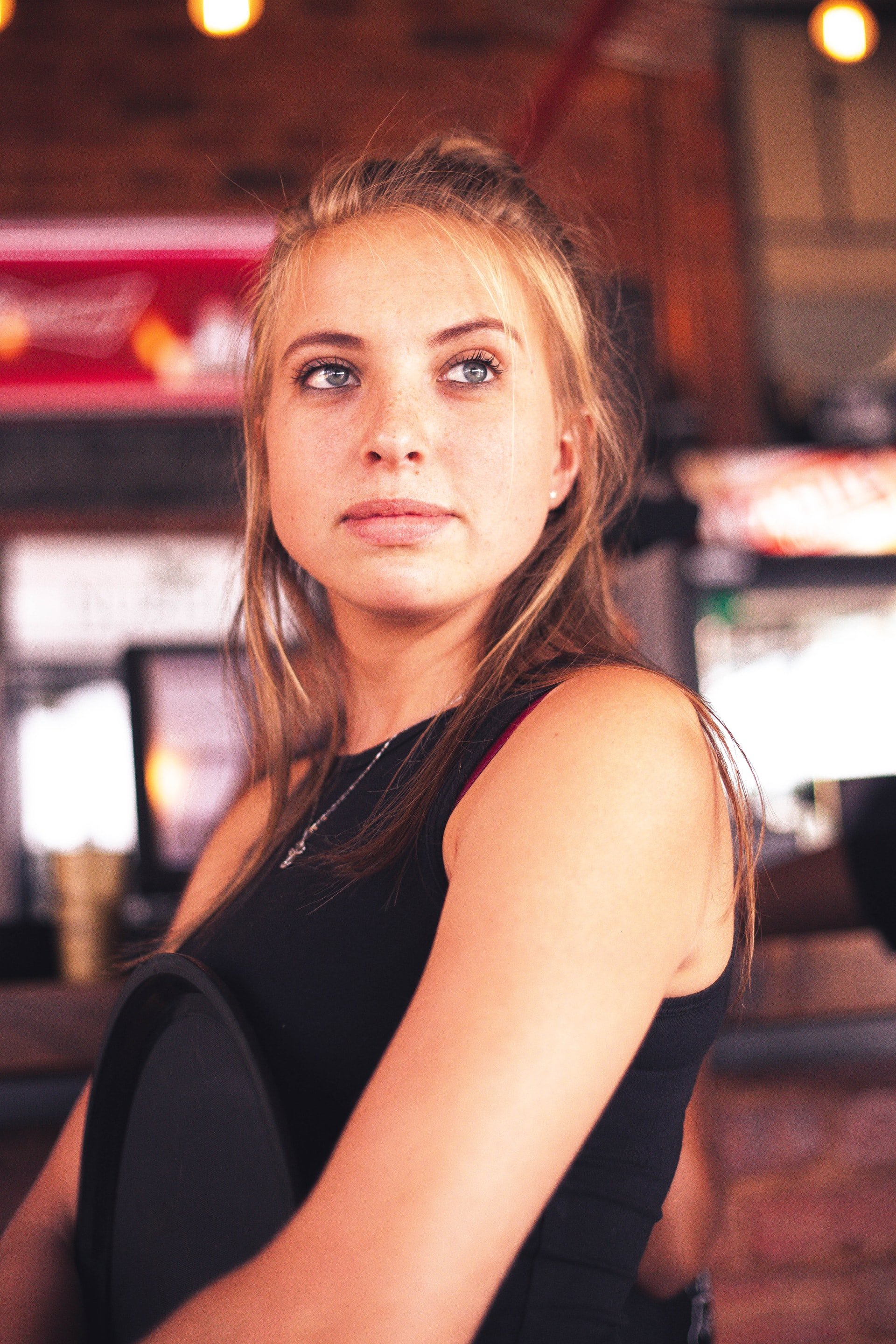 Jessica a déménagé à New York où elle a trouvé un emploi de serveuse dans un café | Source : Pexels