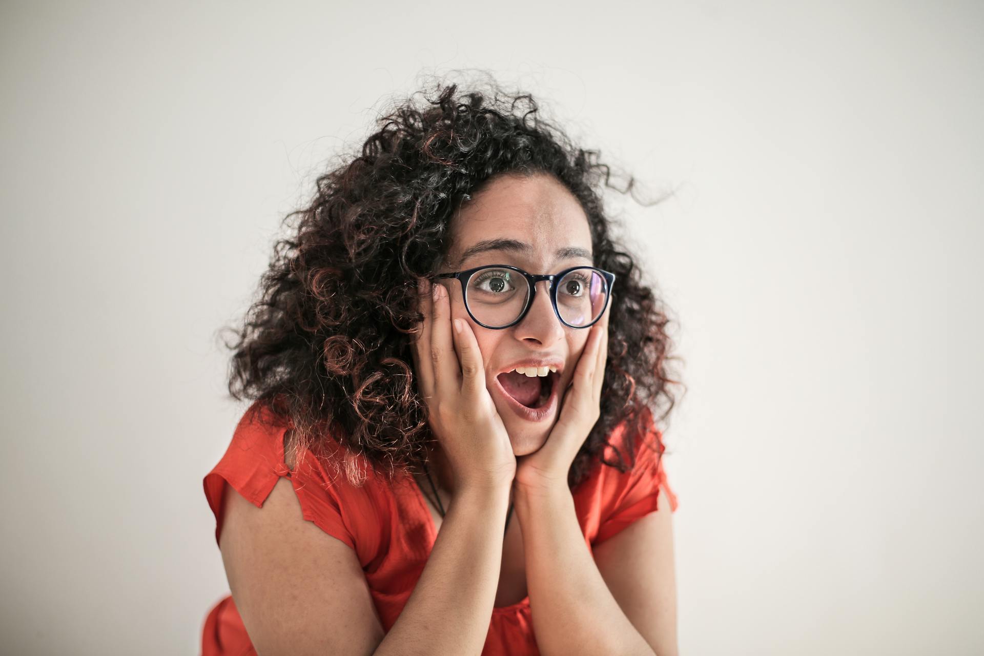 Une femme réagit avec surprise | Source : Pexels