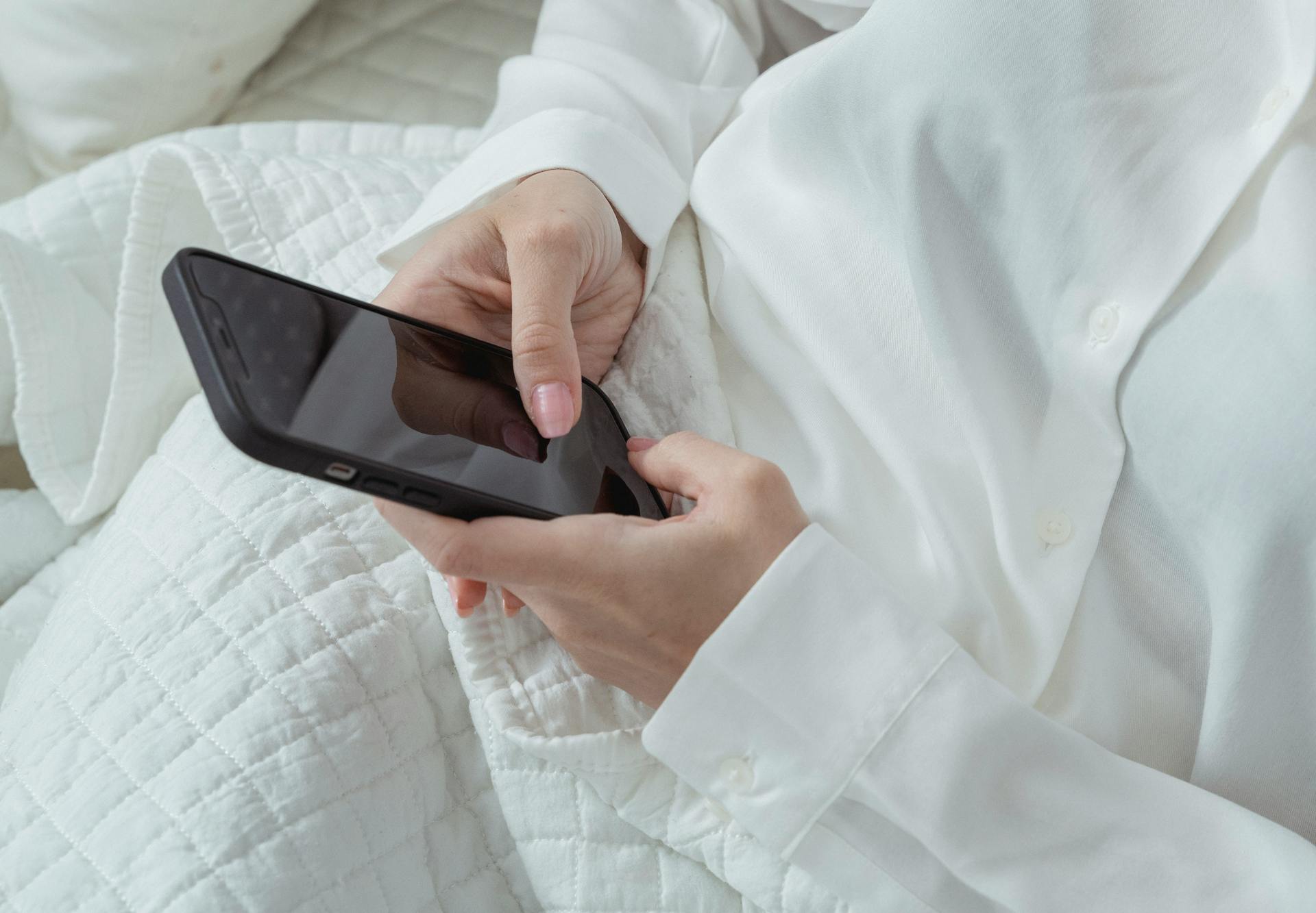 Une femme utilisant son téléphone | Source : Pexels