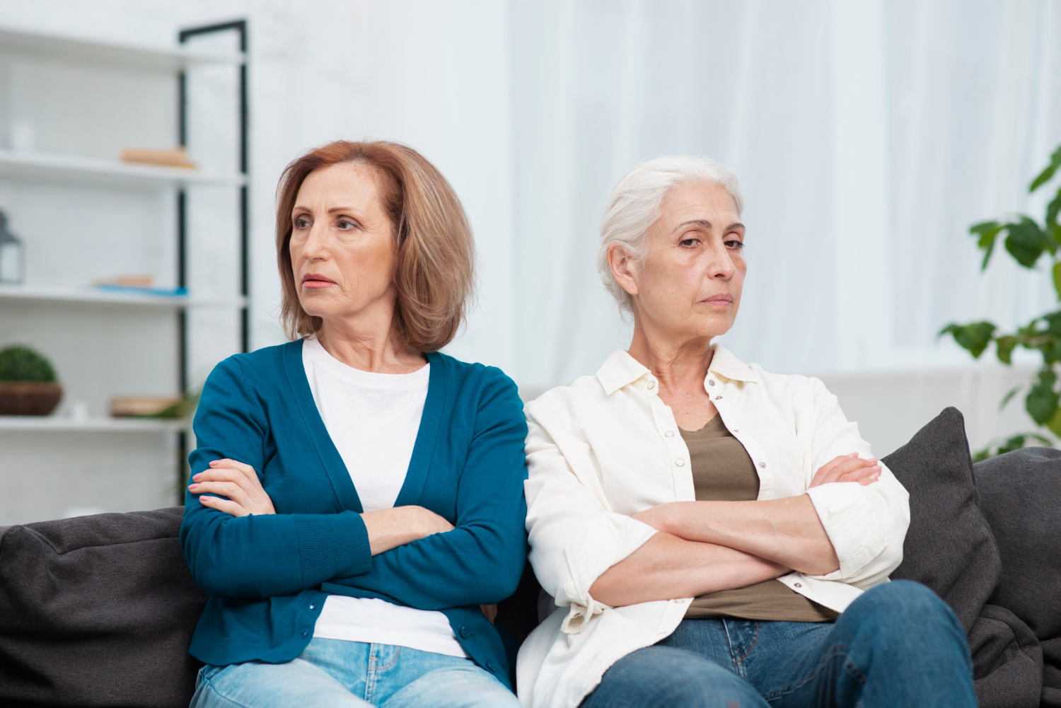 Deux femmes contrariées assises ensemble | Source : Freepik