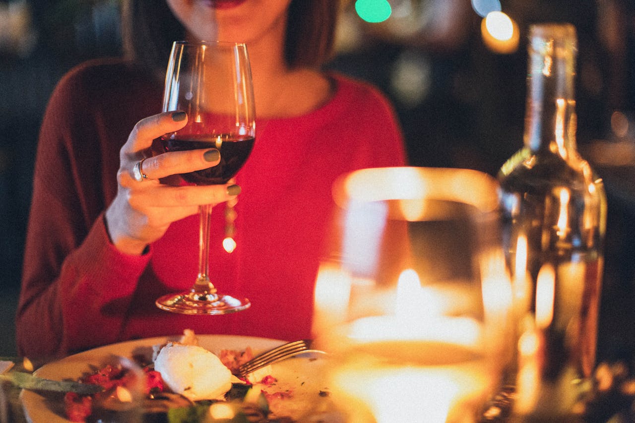 Une femme tenant un verre de vin | Source : Pexels