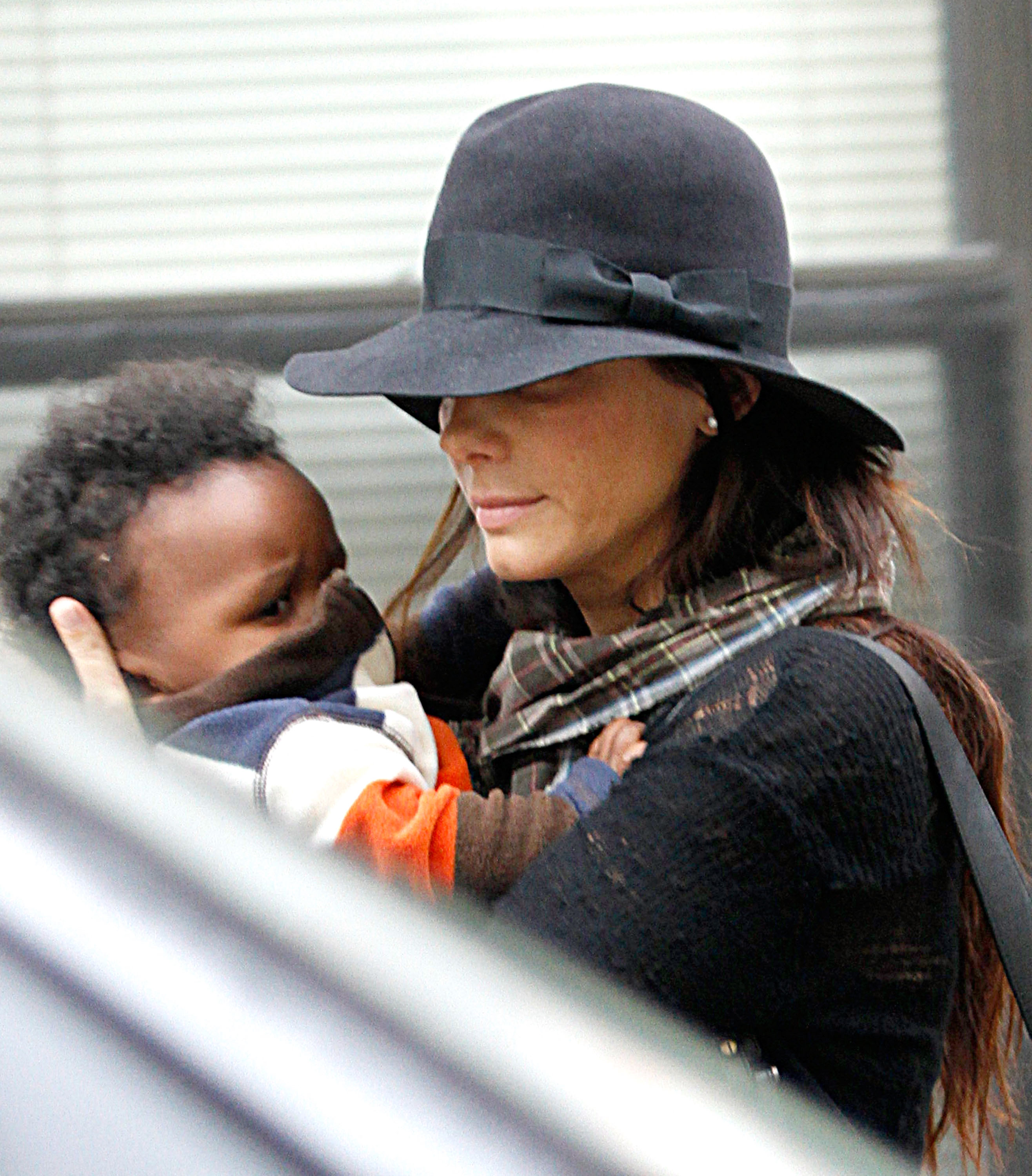 Sandra Bullock et son fils Louis sont vus le 6 novembre 2010 à New York | Source : Getty Images