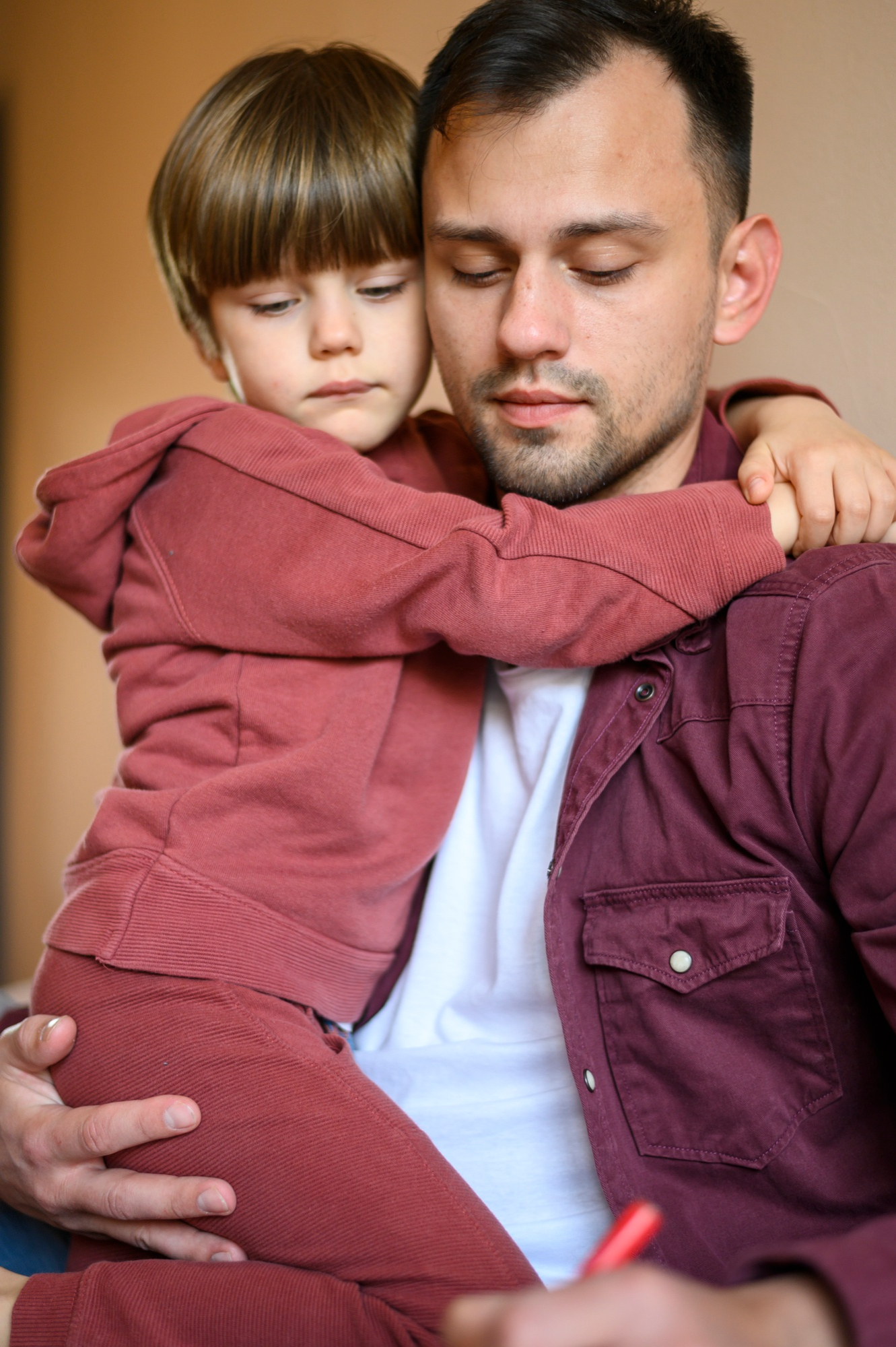 Un petit garçon qui serre son père dans ses bras | Source : Freepik