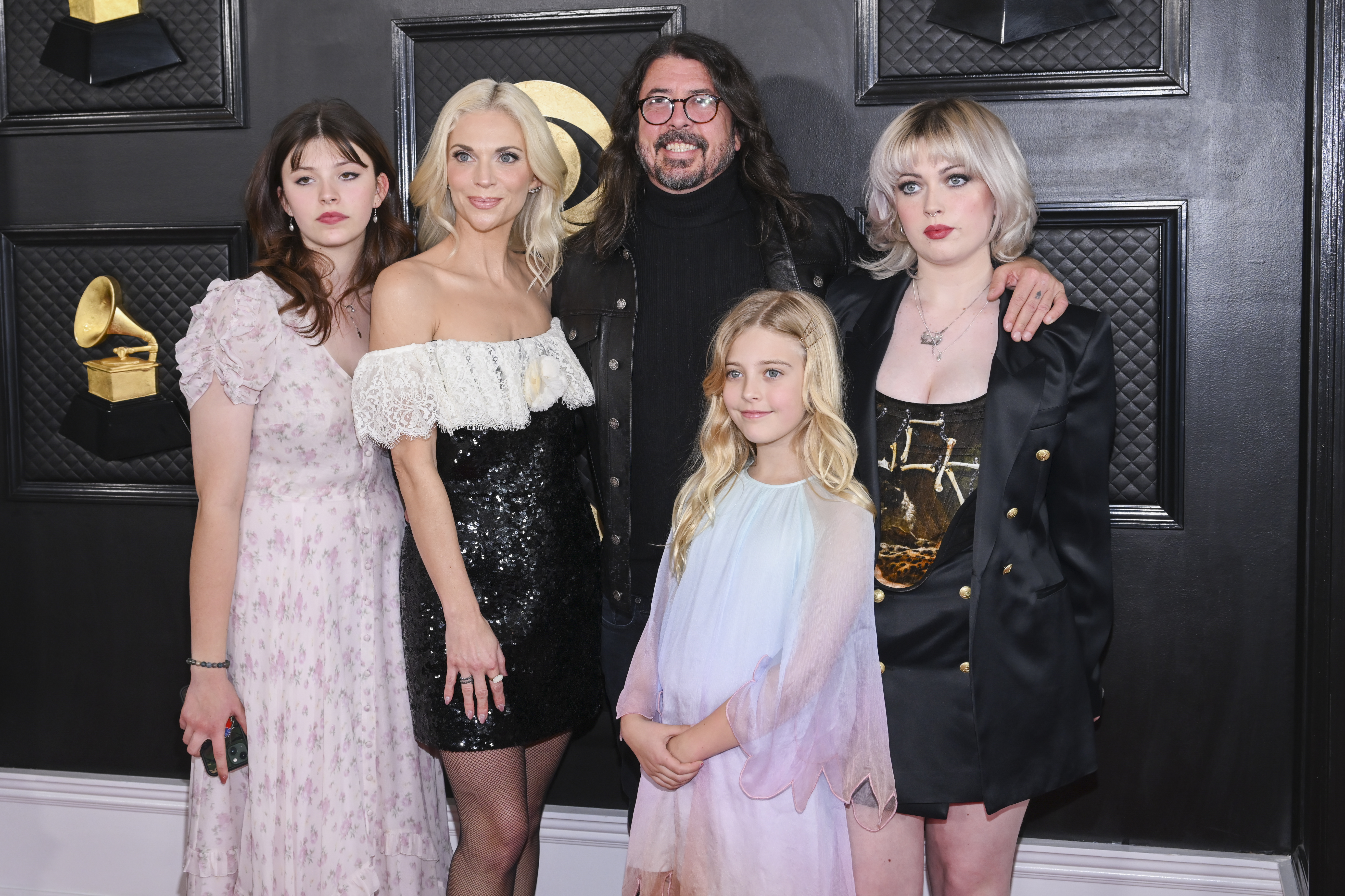Jordyn Blum et Dave Grohl, avec leurs filles Violet, Ophelia et Harper lors de la 65e édition des GRAMMY Awards le 5 février 2023 à Los Angeles. | Source : Getty Images