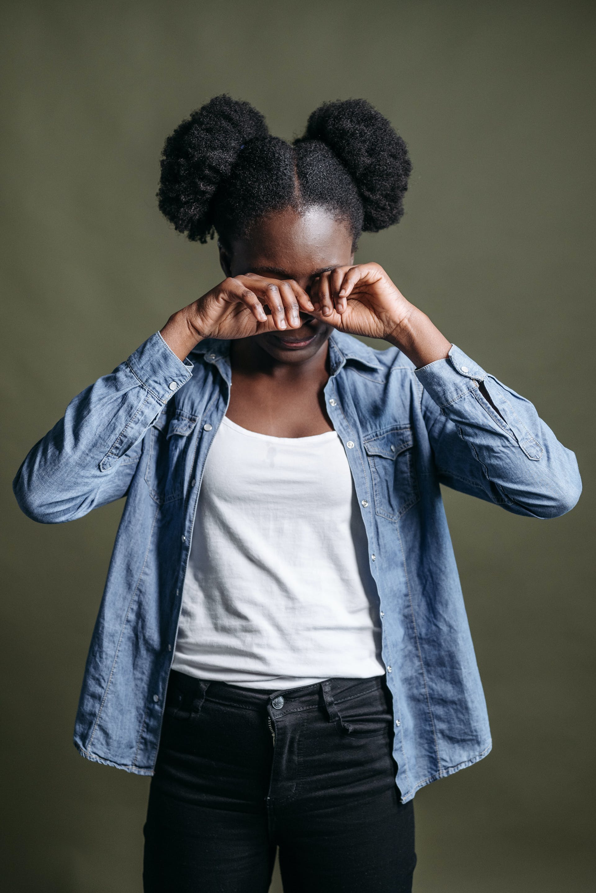 Une femme noire qui pleure | Source : Pexels