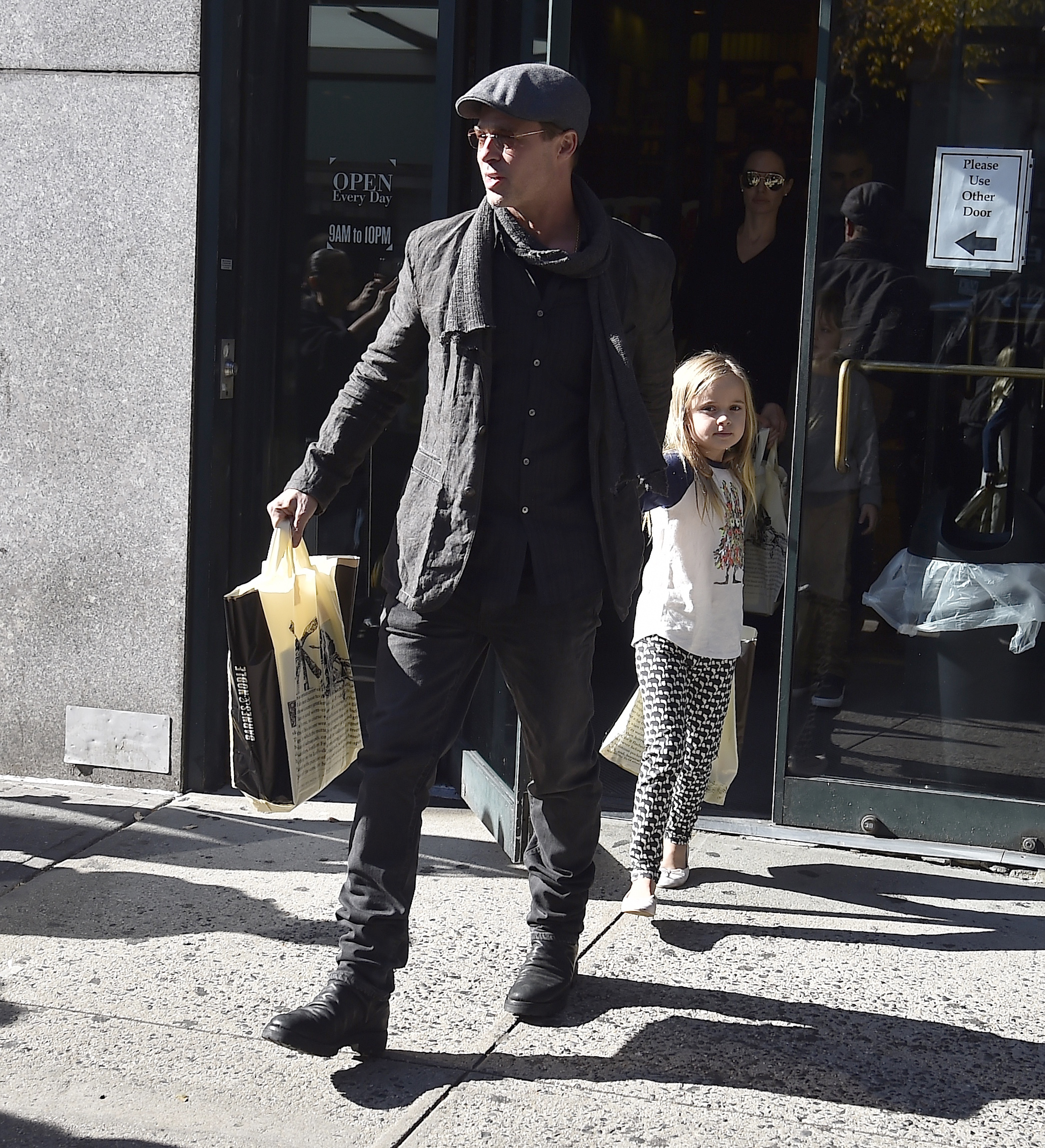 Brad Pitt et Vivienne Marcheline Jolie-Pitt sont vus dans l'Upper West Side le 3 novembre 2015 à New York | Source : Getty Images