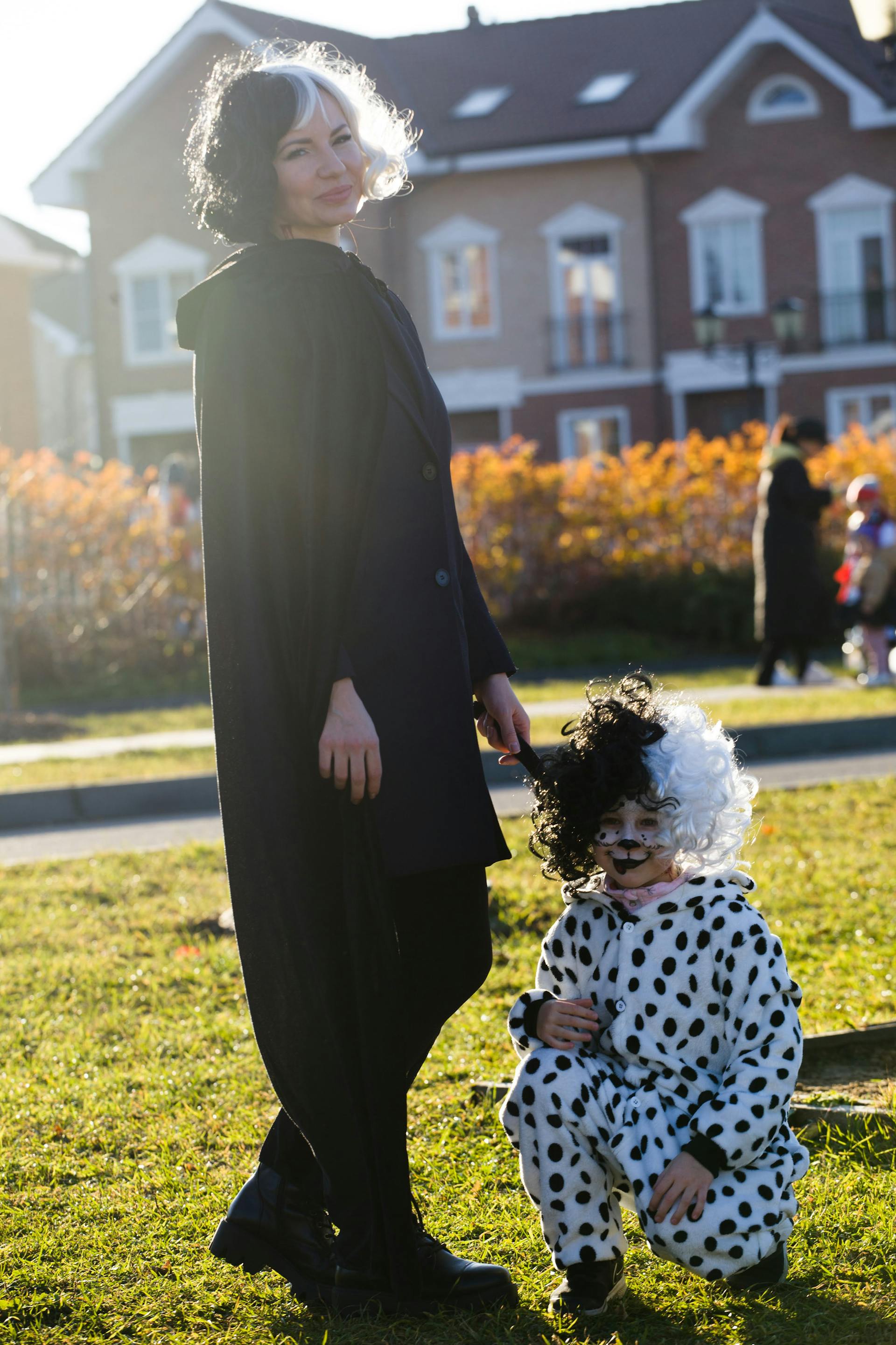 Une femme et son enfant portant des costumes d'Halloween | Source : Pexels