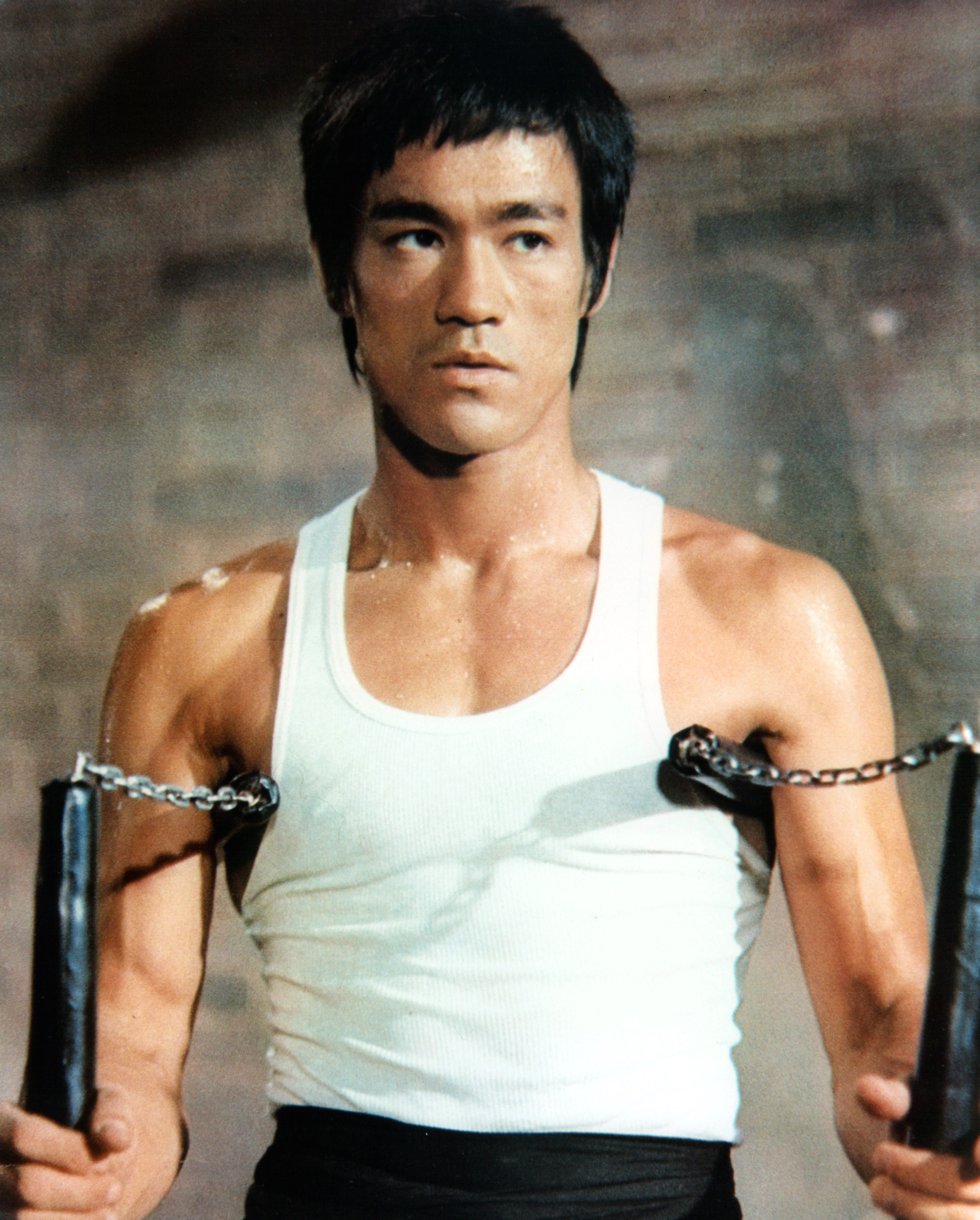 Bruce Lee posant dans un portrait en 1972 | Source : Getty Images
