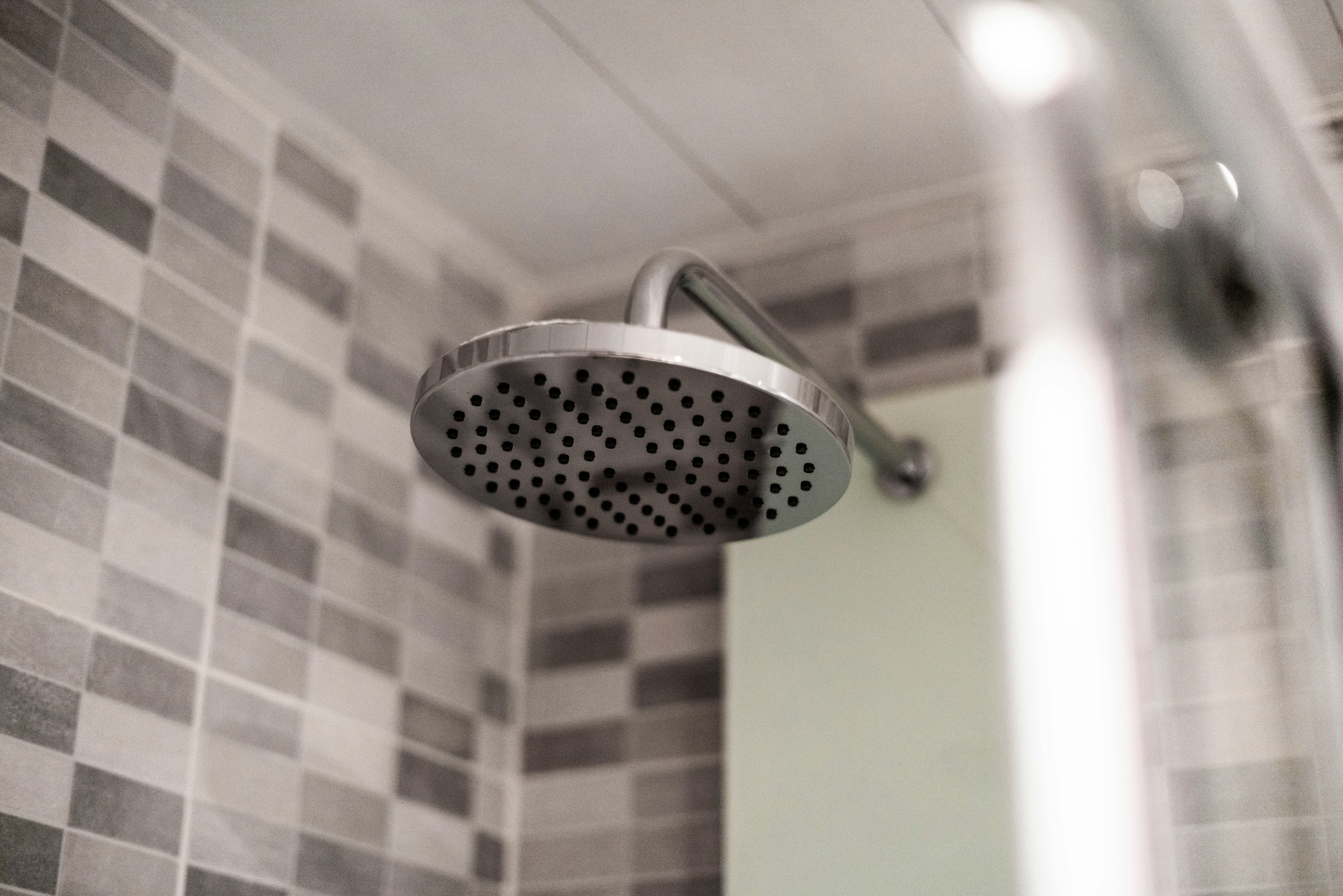 Vue rapprochée d'une douche | Source : Unsplash