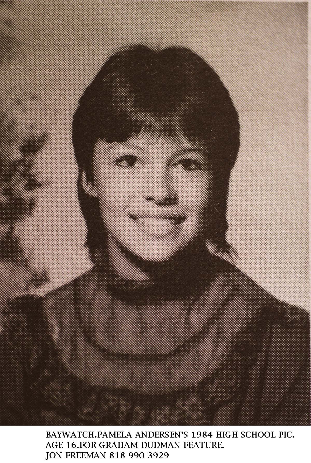 Pamela Anderson en brune sur la photo de l'annuaire de son lycée au Canada, 1984 | Source : Getty Images