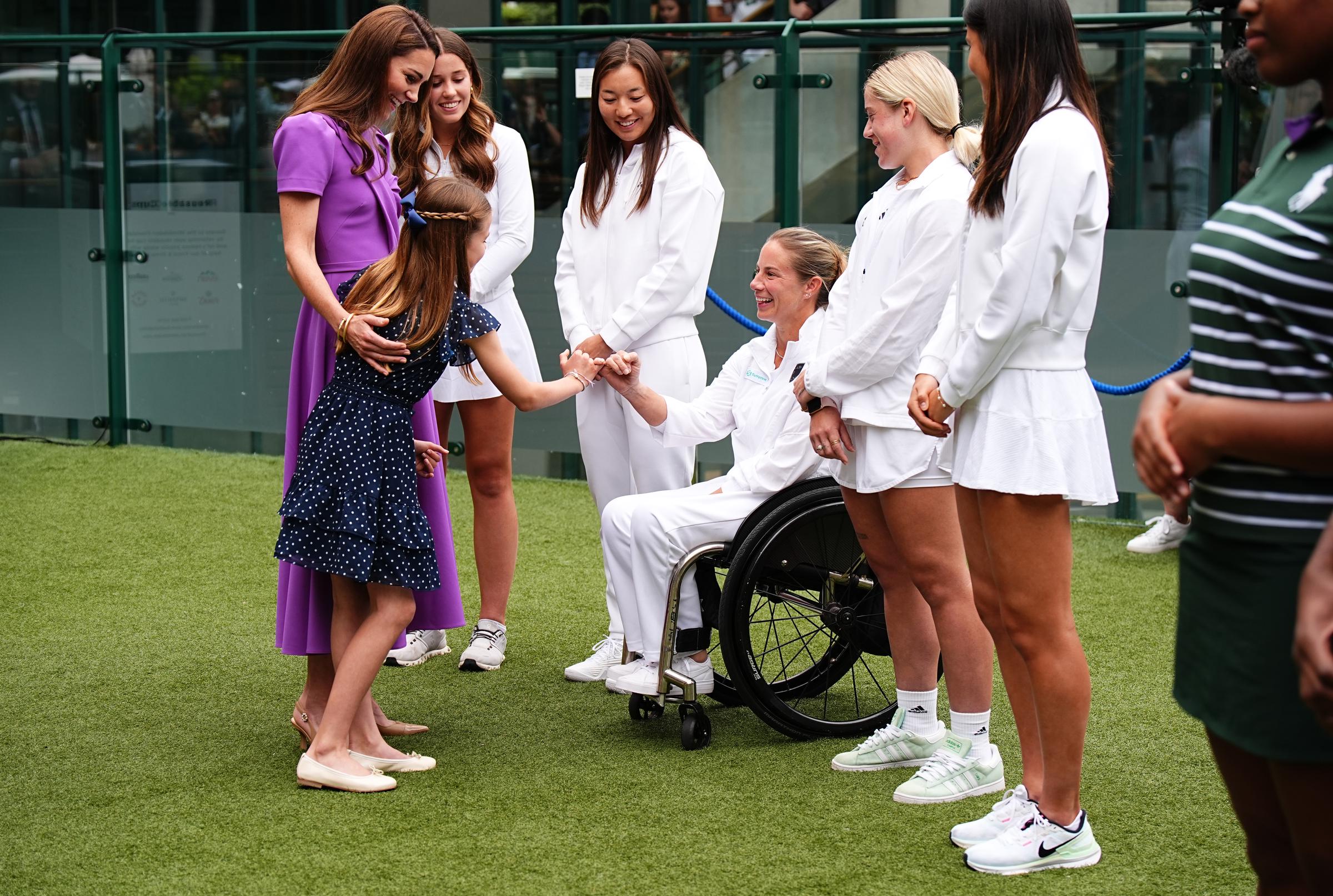 Kate Middleton et la princesse Charlotte rencontrent Lucy Shuker lors d'une visite au All England Lawn Tennis and Croquet Club, le 14 juillet 2024, à Londres, en Angleterre. | Source : Getty Images