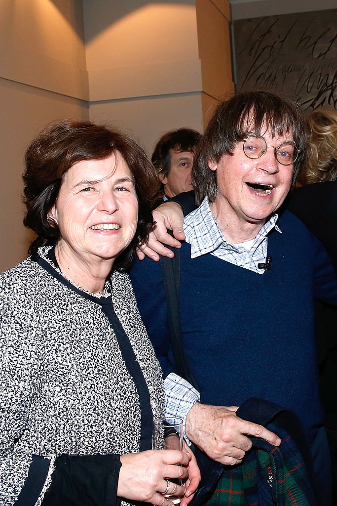 Cabu et sa femme Véronique posent dans les coulisses après le spectacle de l'imitateur Laurent Gerra "Un spectacle normal" à L'Olympia le 19 décembre 2013 à Paris, France. | Photo : Getty Images