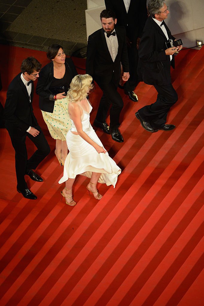 Cécile Cassel montant les marches à Cannes en 2015. l Source : Getty Images