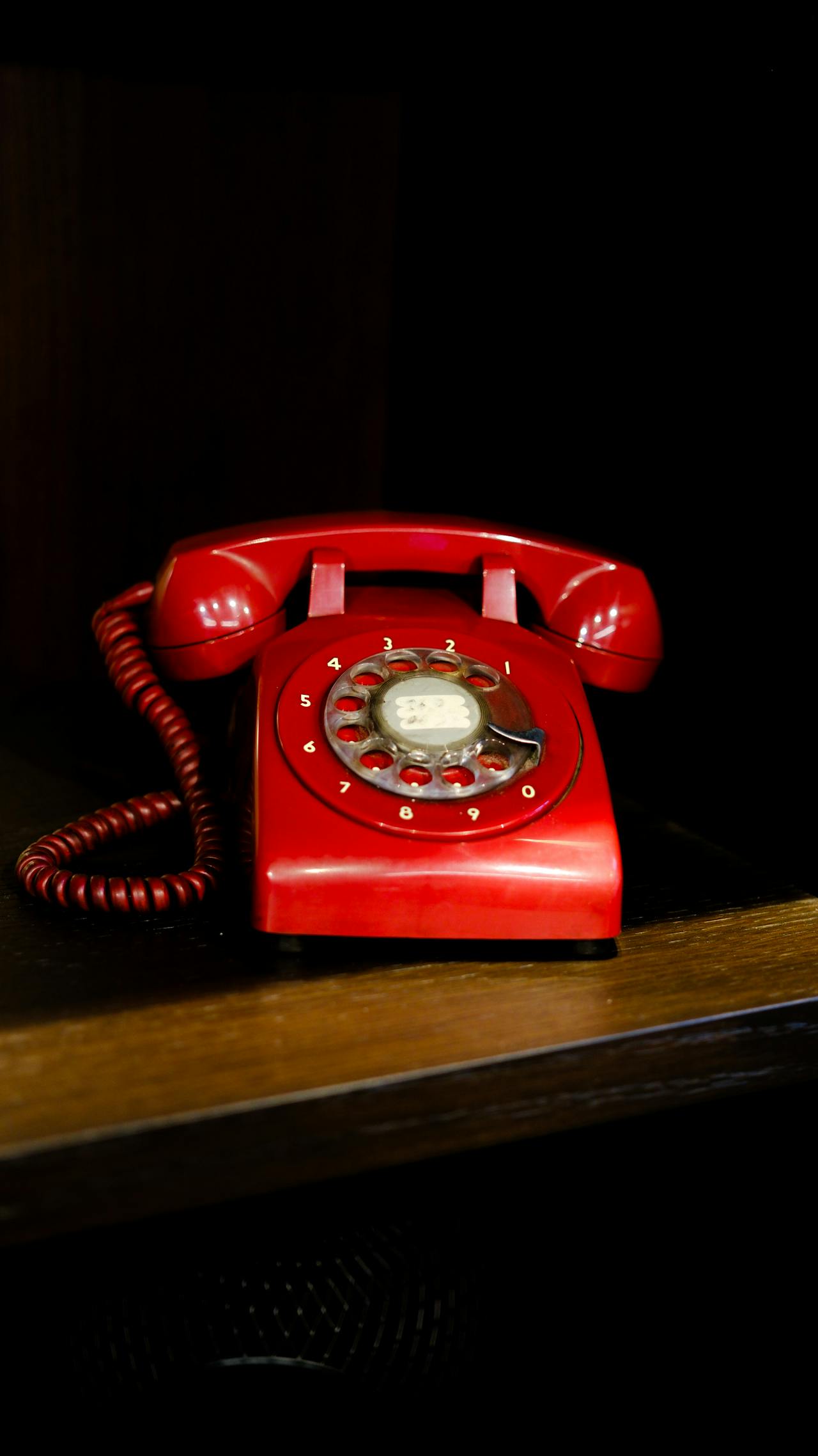 Un téléphone à cadran sur la table | Source : Pexels