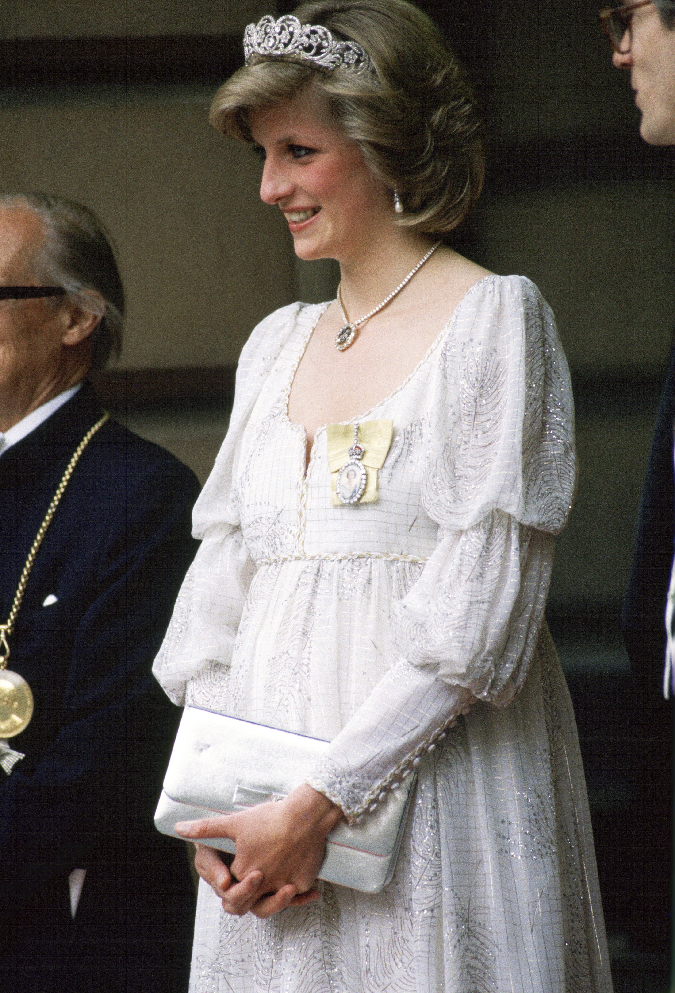 La princesse Diana portant une robe de maternité avec le diadème de la famille Spencer, les ordres de la famille royale et un collier de diamants en forme de plumes du prince de Galles lors d'un événement à la Royal Academy le 14 mai 1984 |  Source : Getty Images