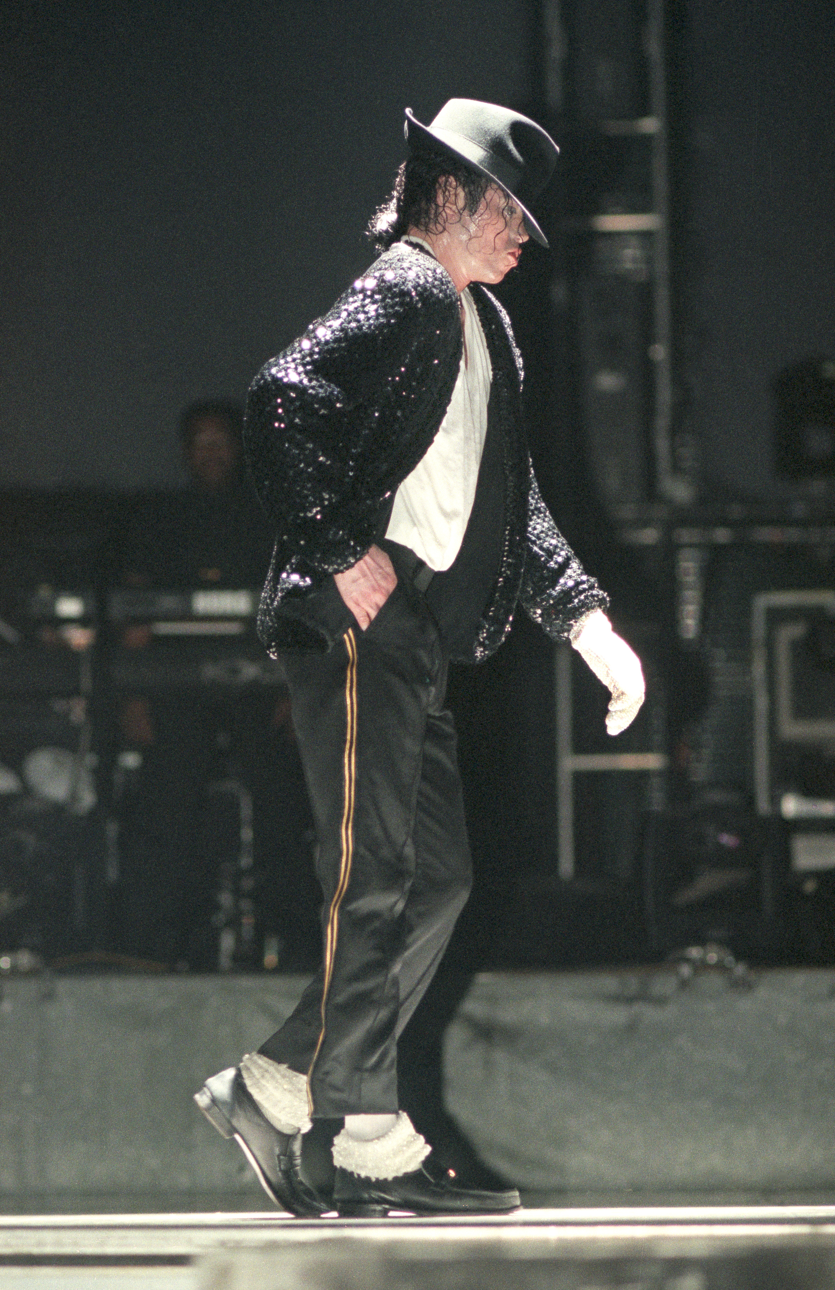 Michael Jackson fait le moonwalk lors de sa tournée HIStory en 1996 | Source : Getty Images