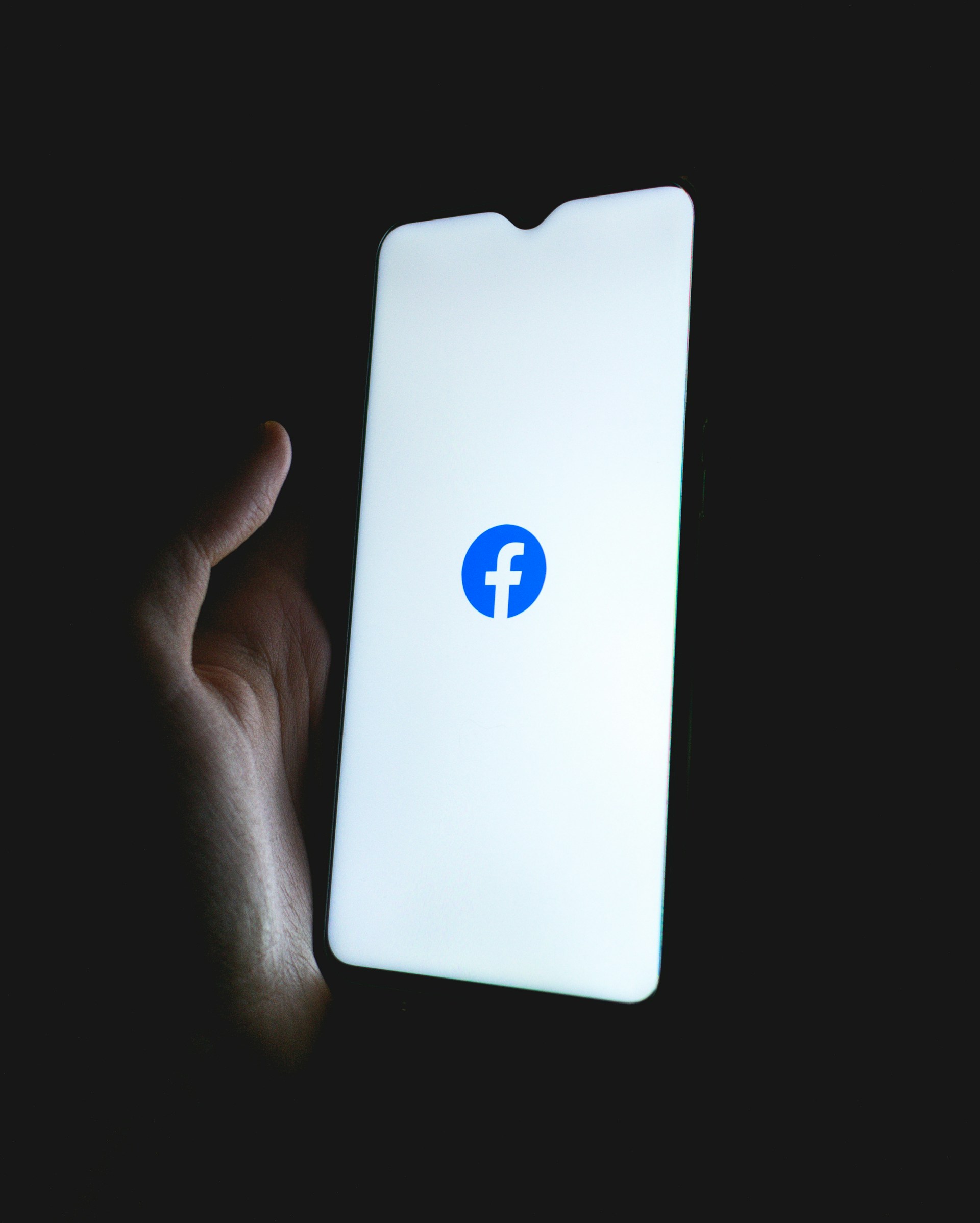 Une personne tenant un téléphone | Source : Unsplash