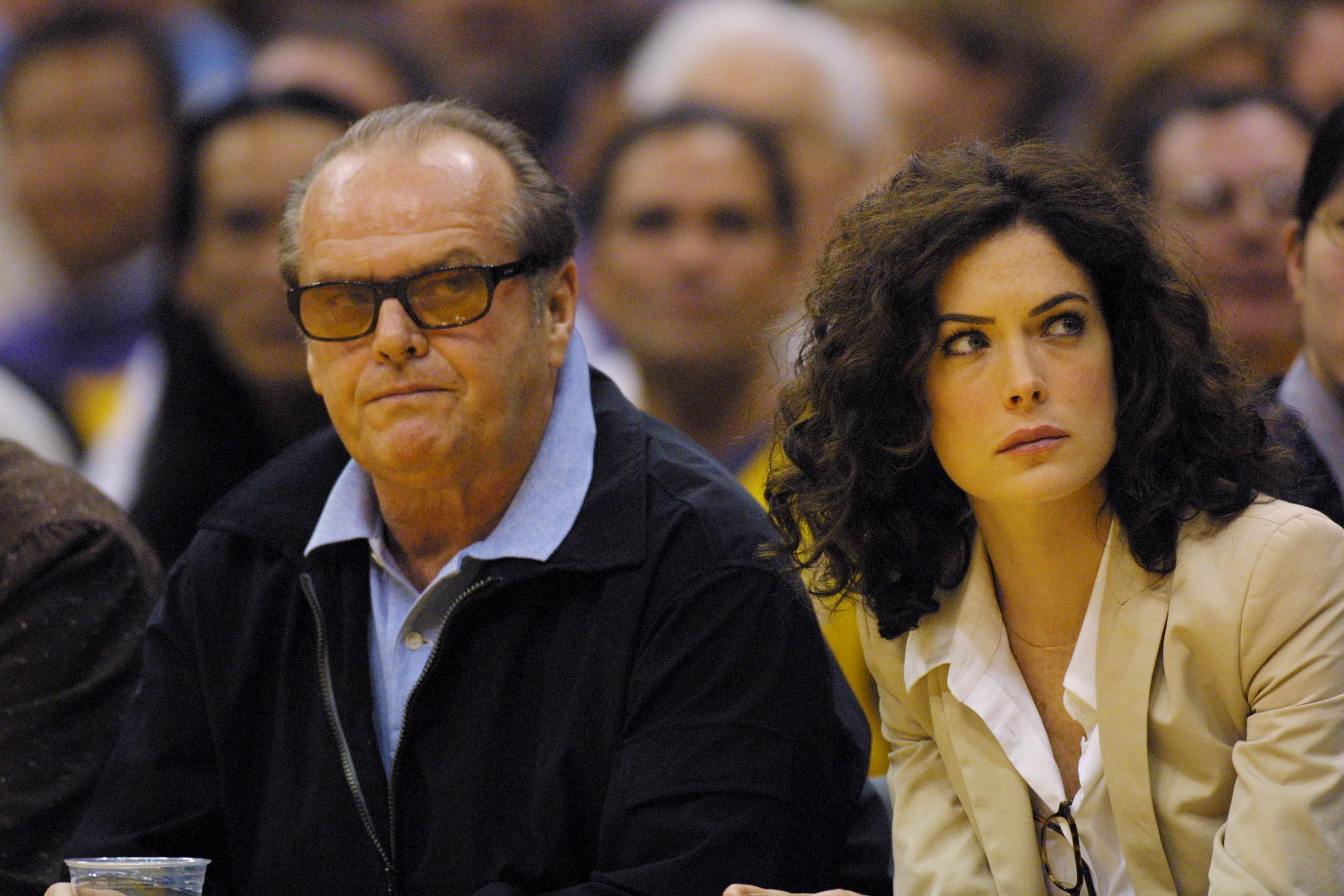 Jack Nicholson et l'actrice assistent à un match entre les Los Angeles Lakers et les San Antonio Spurs | Source : Getty Images