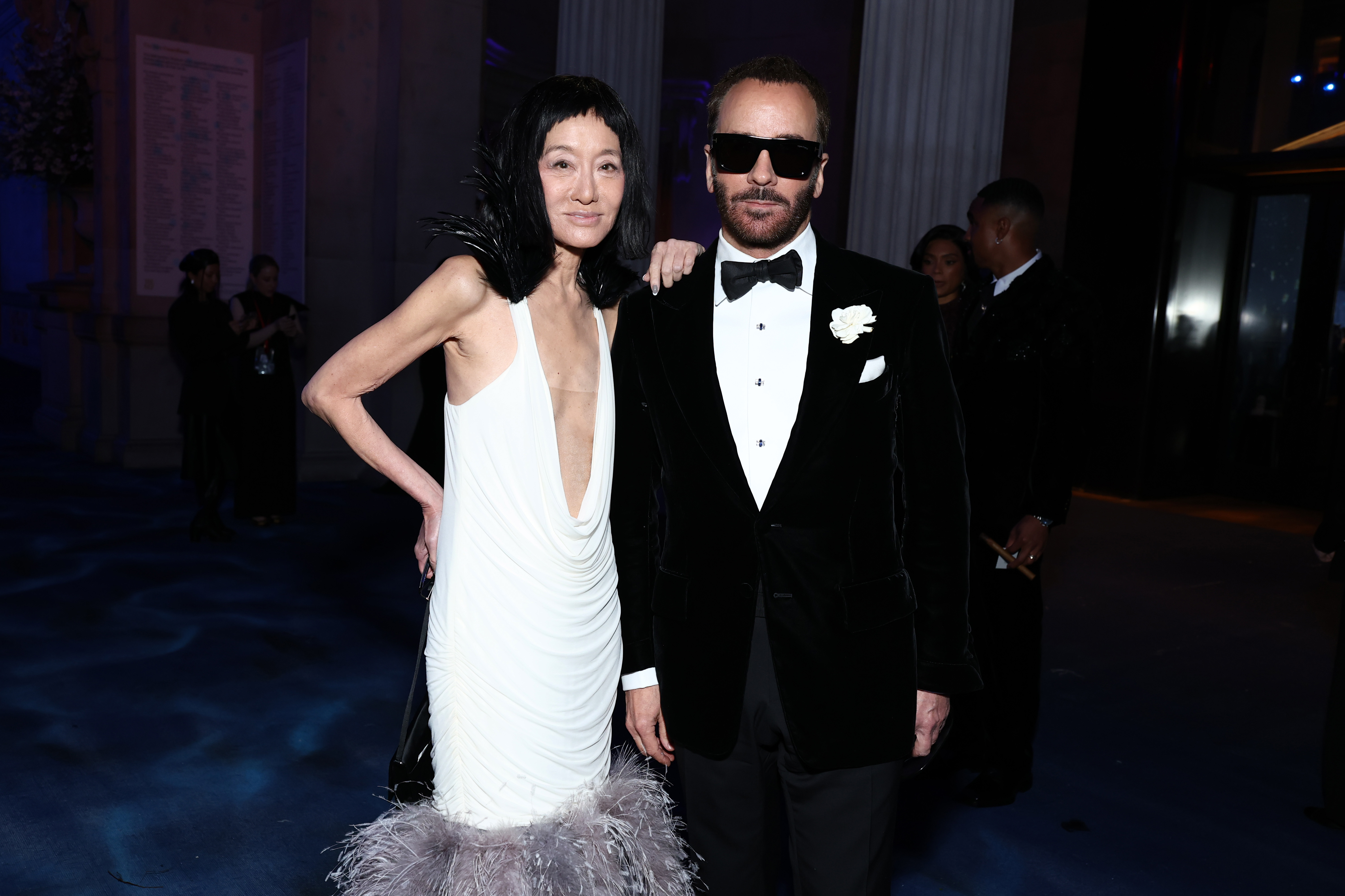 Vera Wang se tient aux côtés du créateur Tom Ford, tous deux vêtus d'ensembles noir et blanc qui font un clin d'œil au glamour intemporel lors du rassemblement de haut niveau de la soirée.