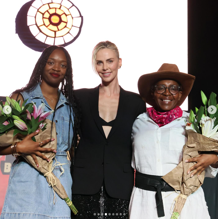 Charlize Theron avec des invités lors de la fête de quartier annuelle organisée par le Charlize Theron Africa Outreach Project (CTAOP), affichée en juillet 2024. | Source : Instagram/charlizeafrica