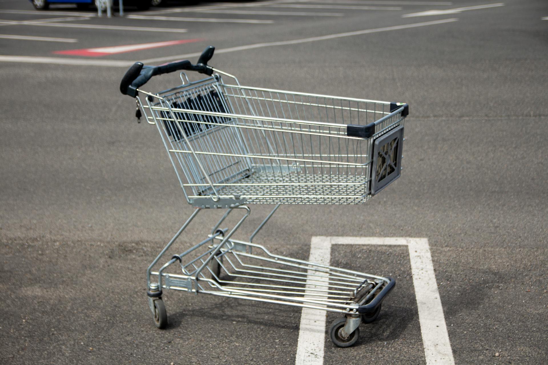 Un chariot de supermarché dans un parking | Source : Pexels