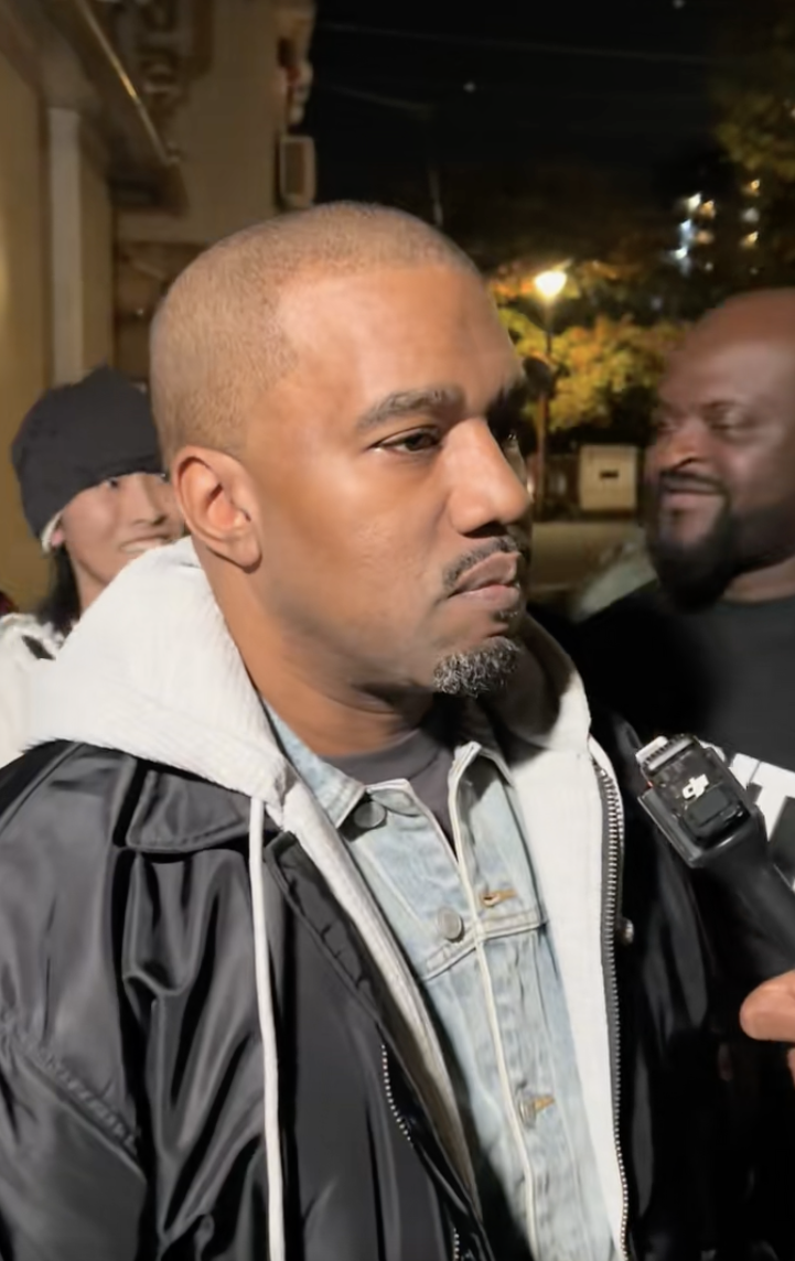 Kanye West en train d'être interviewé par Mystery Fashionist à Tokyo, au Japon, posté le 21 novembre 2025. | Source : TikTok/@mysteryfashionist