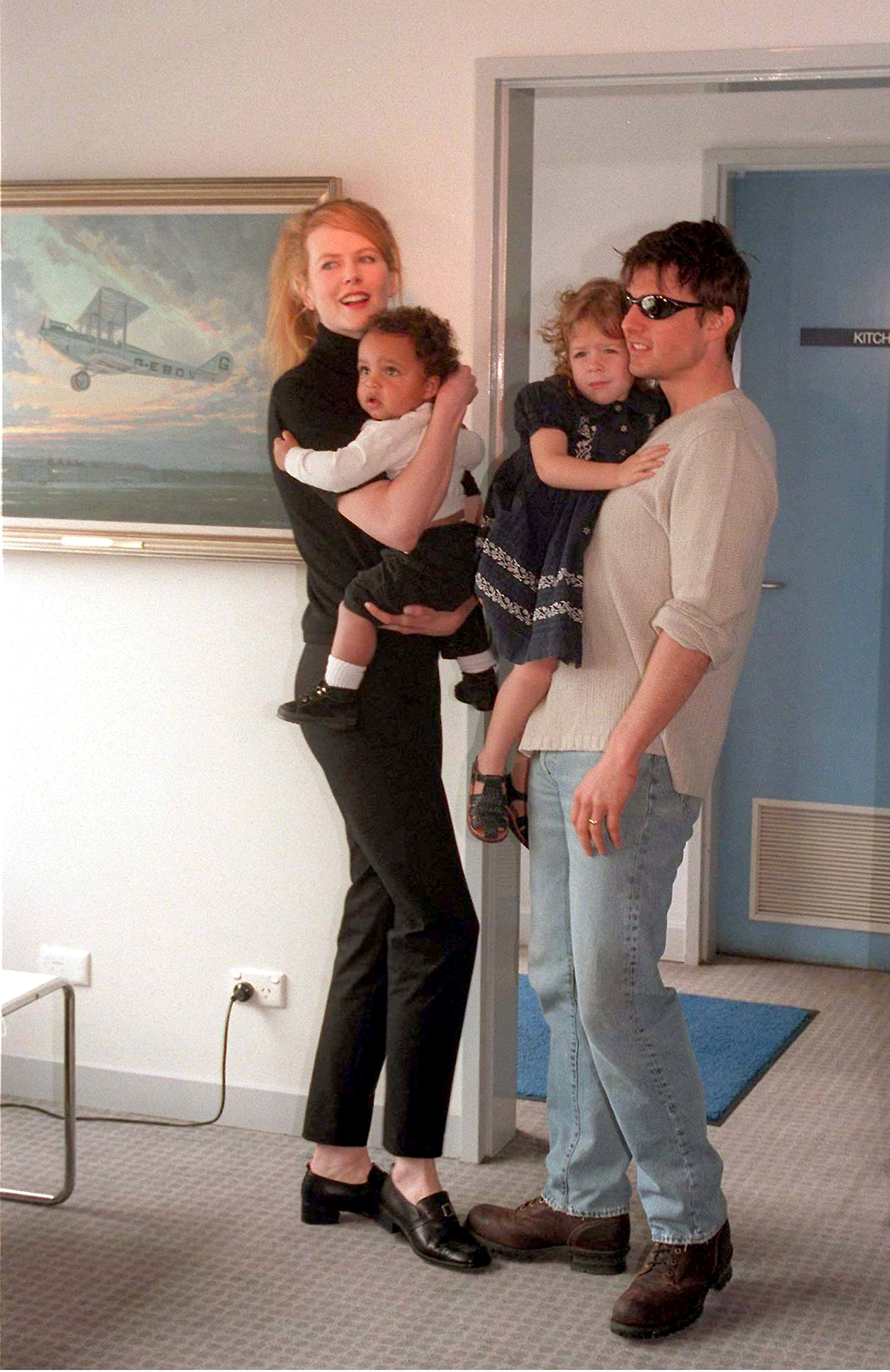 Nicole Kidman et Tom Cruise avec Isabella et Connor Cruise à l'aéroport Kingsford Smith de Sydney et présentent leurs enfants Connor et Isabella aux médias le 24 janvier 1996 | Source : Getty Images
