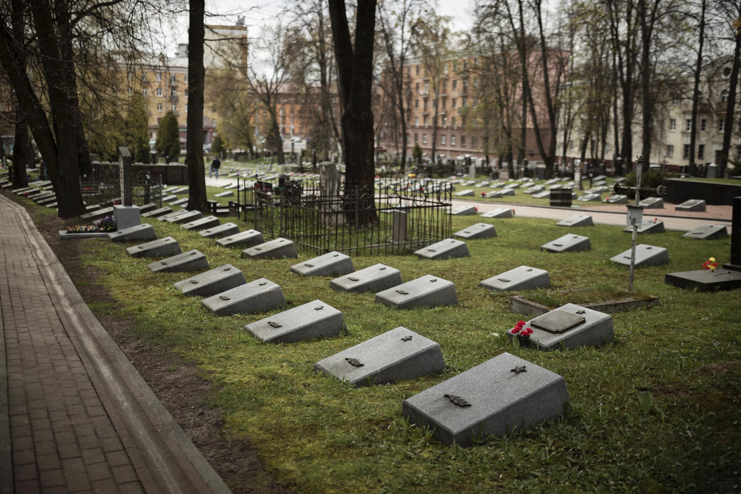 Un cimetière un jour d'automne | Source : Freepik