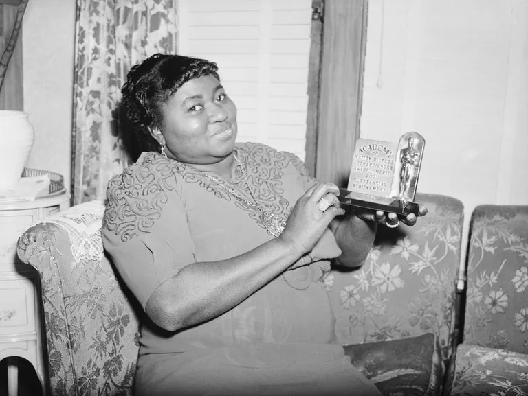 Hattie McDaniel avec son Oscar pour "Autant en emporte le vent" vers 1940 | Source : Getty Images