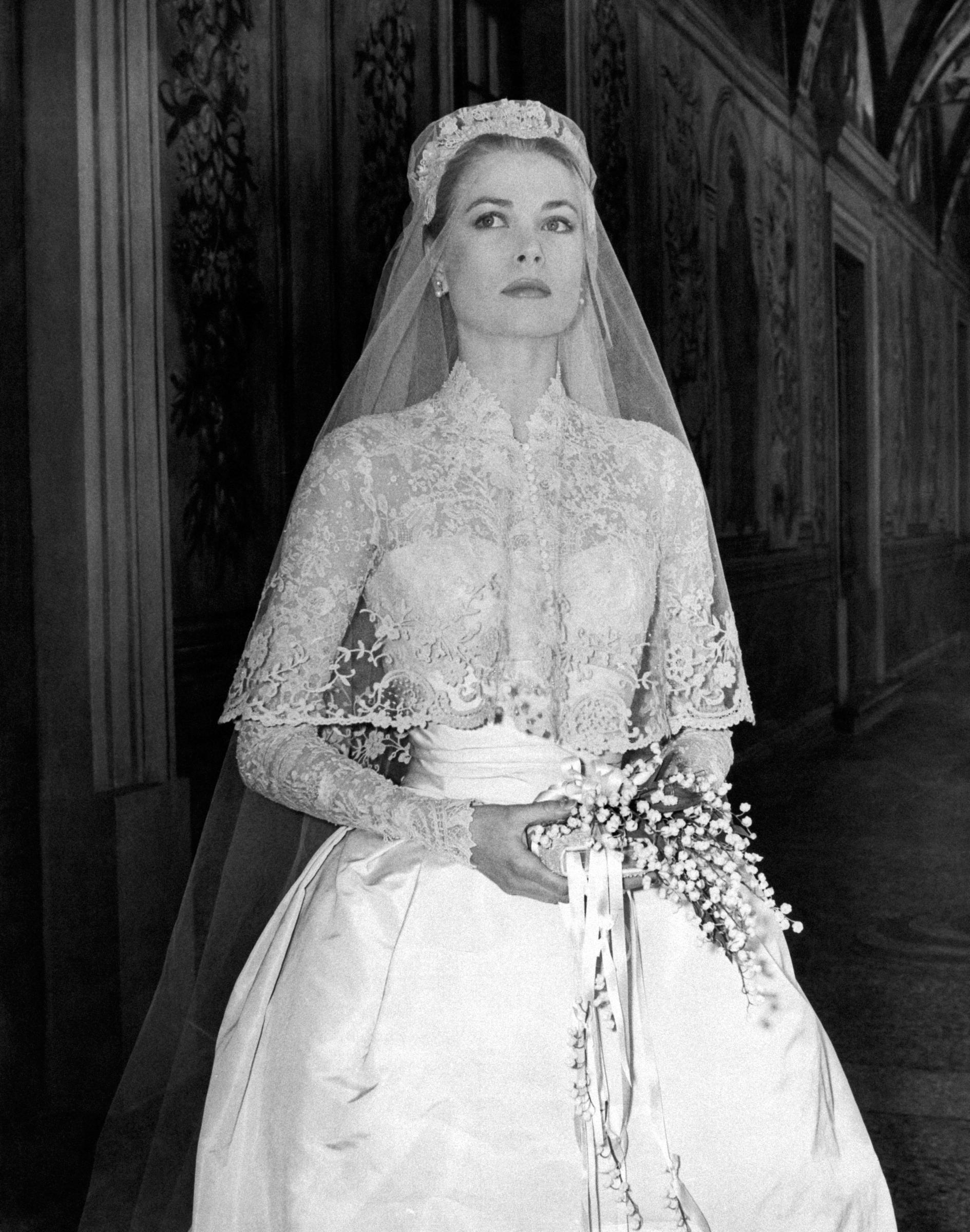 Grace Kelly photographiée dans sa robe de mariée le 19 avril 1956 à Monaco. | Source : Getty Images