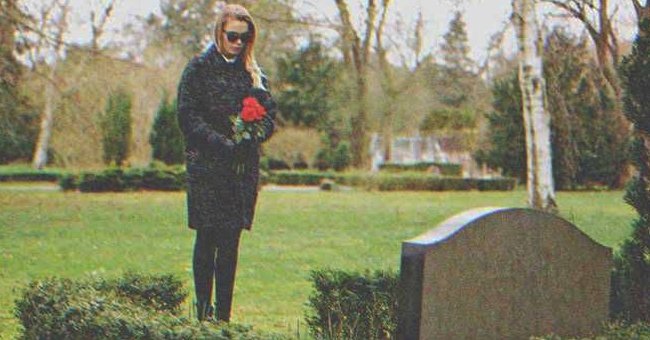 Une femme dans un cimetière | Source : Shutterstock