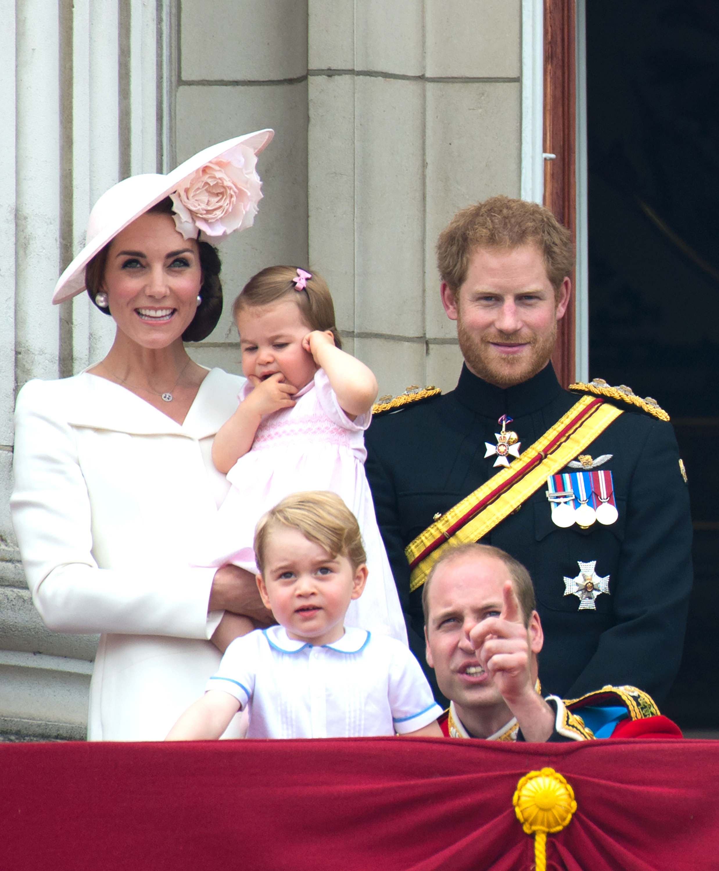 La princesse Catherine tenant sa fille la princesse Charlotte, le prince George, le prince William et le prince Harry sur le balcon du palais de Buckingham lors du Trooping the Colour, le 11 juin 2016, à Londres, en Angleterre. | Source : Getty Images