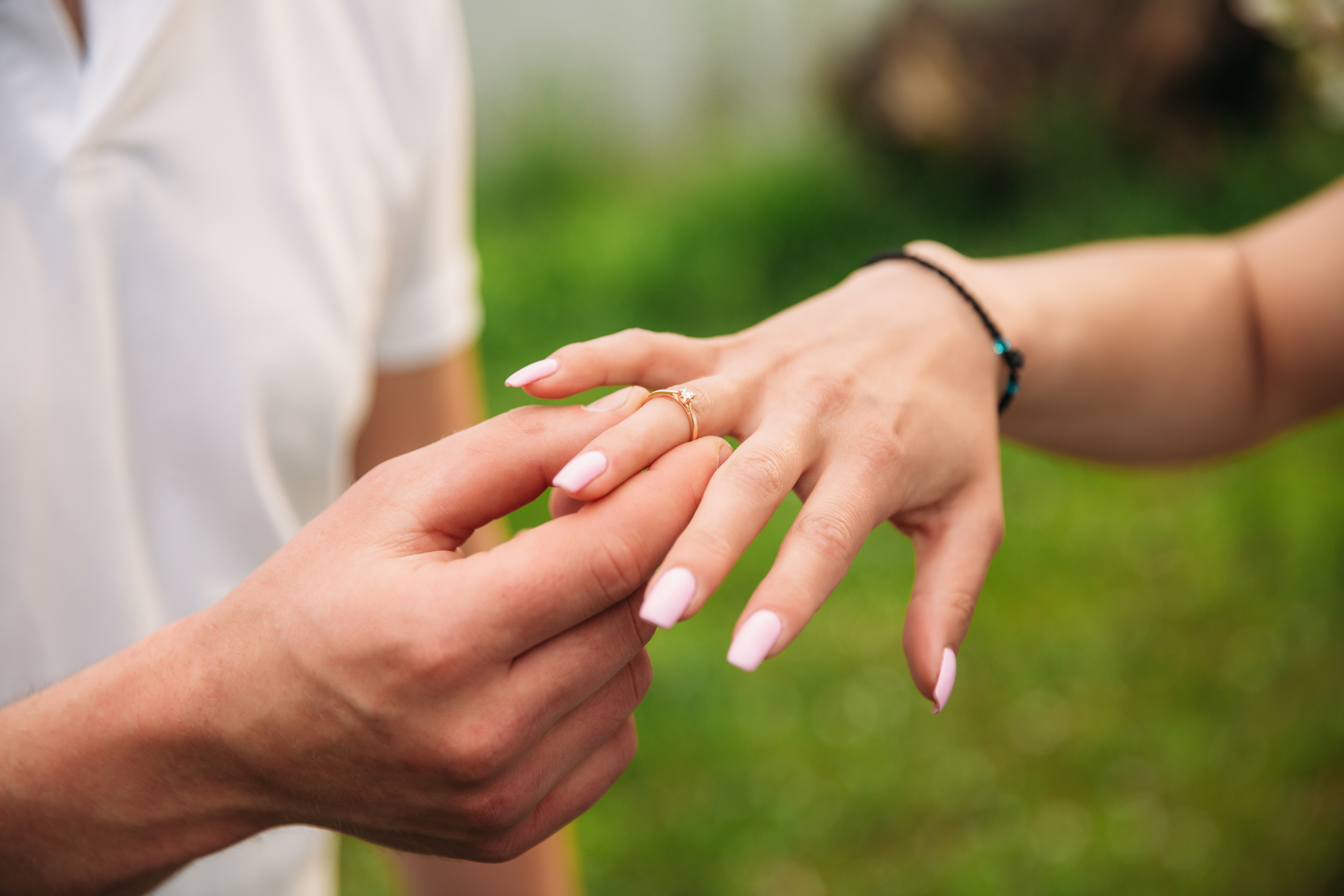 Un homme demande une femme en mariage | Source : Shutterstock