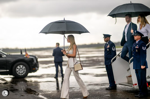 Ivanka Trump se frayant un chemin depuis un avion tandis que d'autres personnes traînent derrière elle et que le personnel de sécurité regarde, posté le 12 février 2025. | Source : Instagram/invankatrump