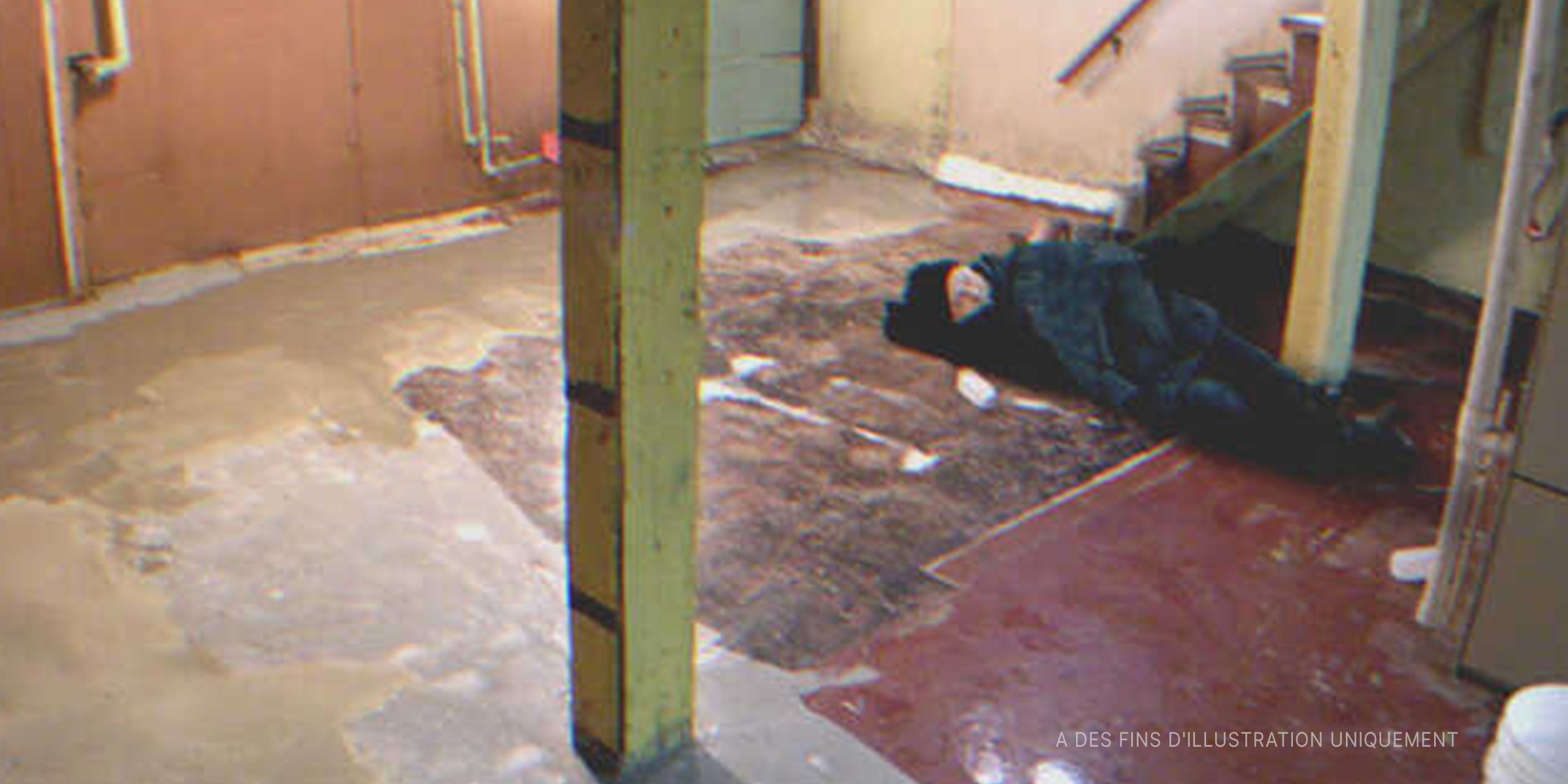 Une vieil homme couché au sous-sol | Source : Shutterstock