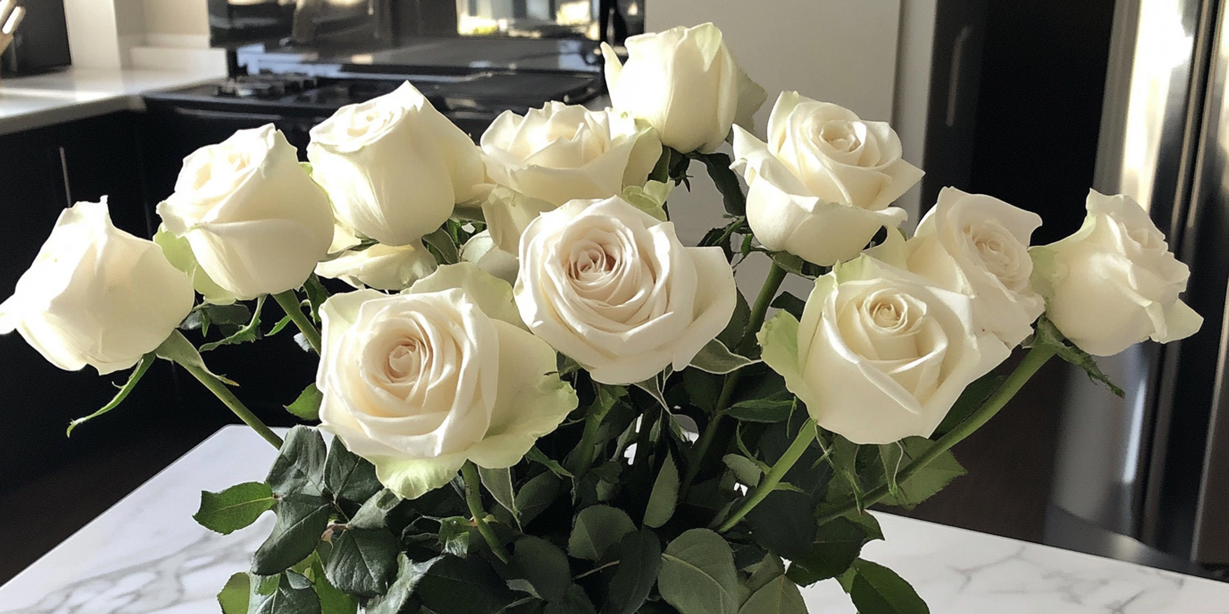 Un bouquet de roses blanches sur un comptoir de cuisine | Source : AmoMama