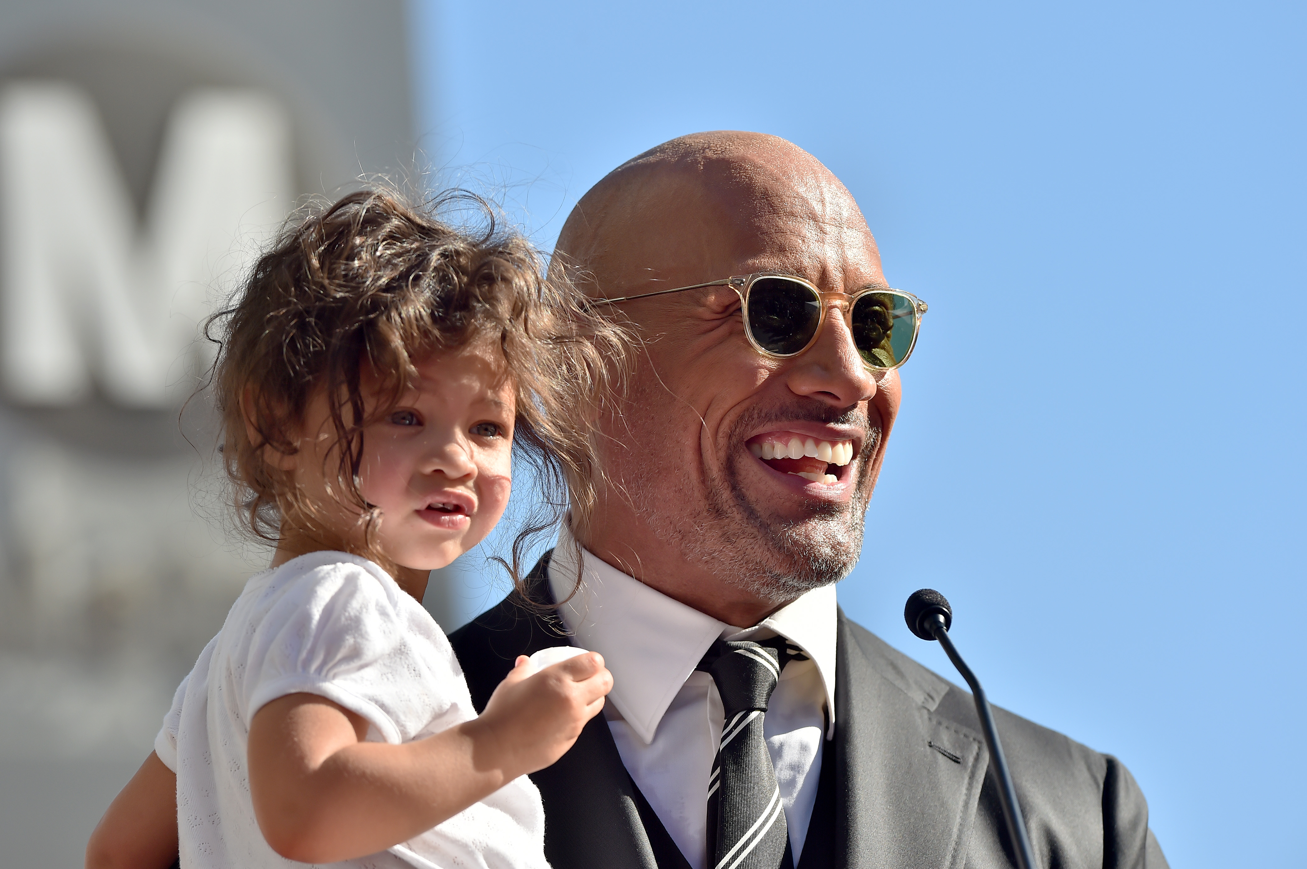 Dwayne et Jasmine Johnson assistent à une cérémonie l'honorant d'une étoile sur le Hollywood Walk of Fame le 13 décembre 2017 | Source : Getty Images