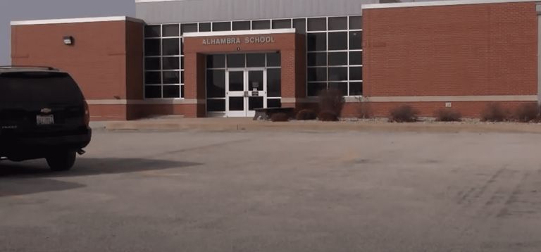 L'école primaire Alhambra dans le comté de Madison, Illinois. | Source : youtube.com/Kelley Hoskins Journaliste St. Louis