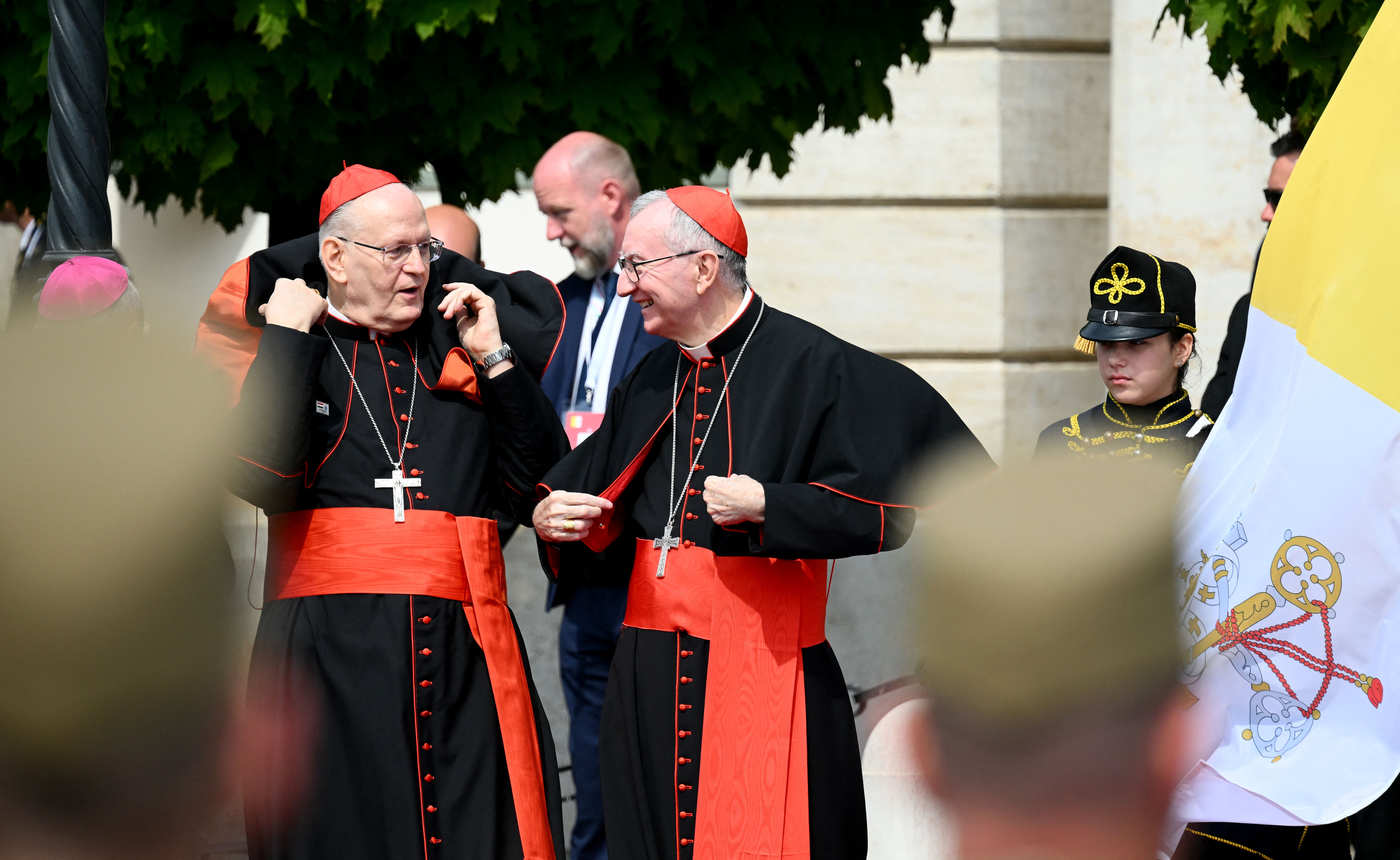 Les cardinaux Peter Erdo et Pietro Parolin attendent l'arrivée du pape François au palais Sandor, le 28 avril 2023, à Budapest, en Hongrie. | Source : Getty Images