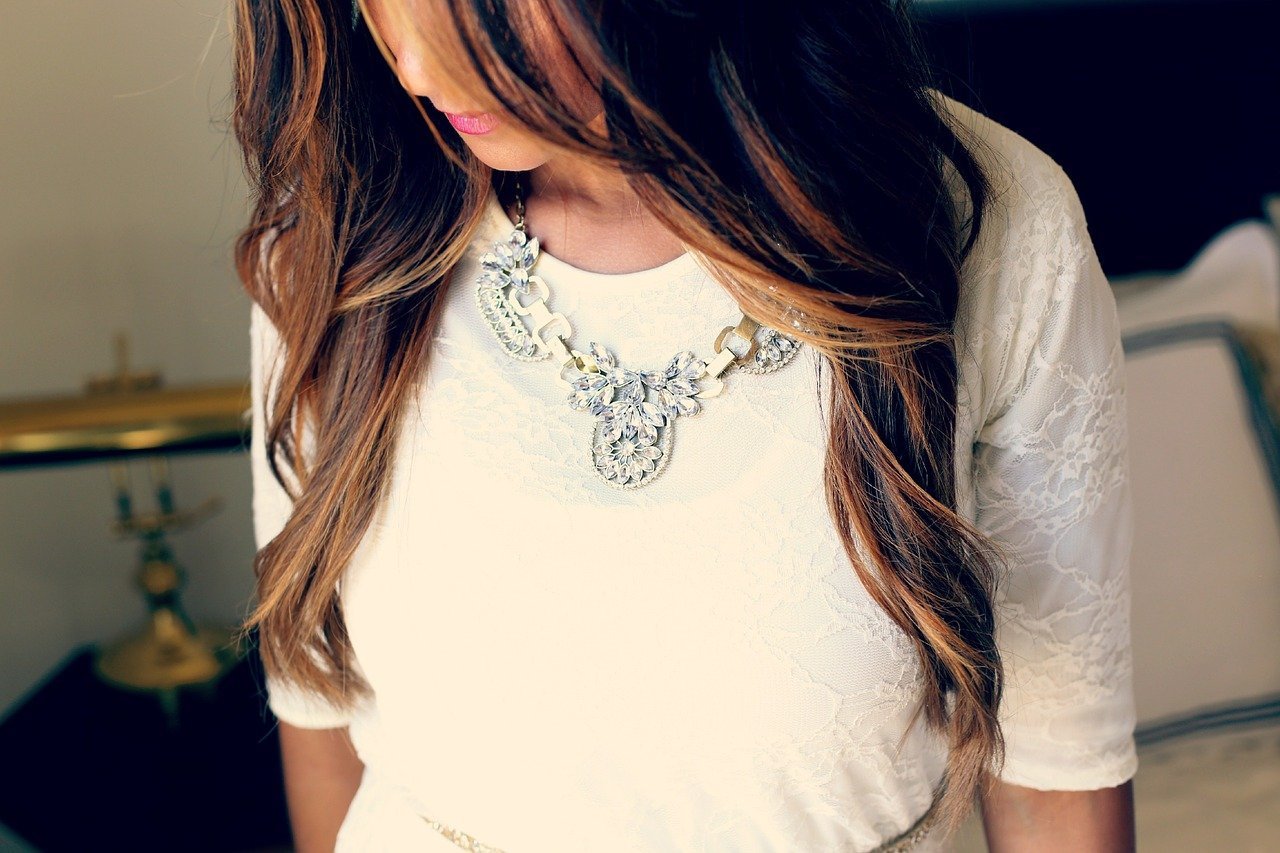 Source : Femme portant un collier. |photo : Pixabay