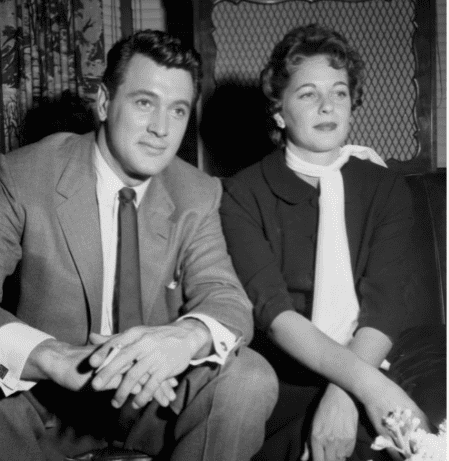 L'acteur Rock Hudson et sa femme Phyllis Gates posent à Los Angeles, en Californie. Vers 1955 : | Source : Getty Images