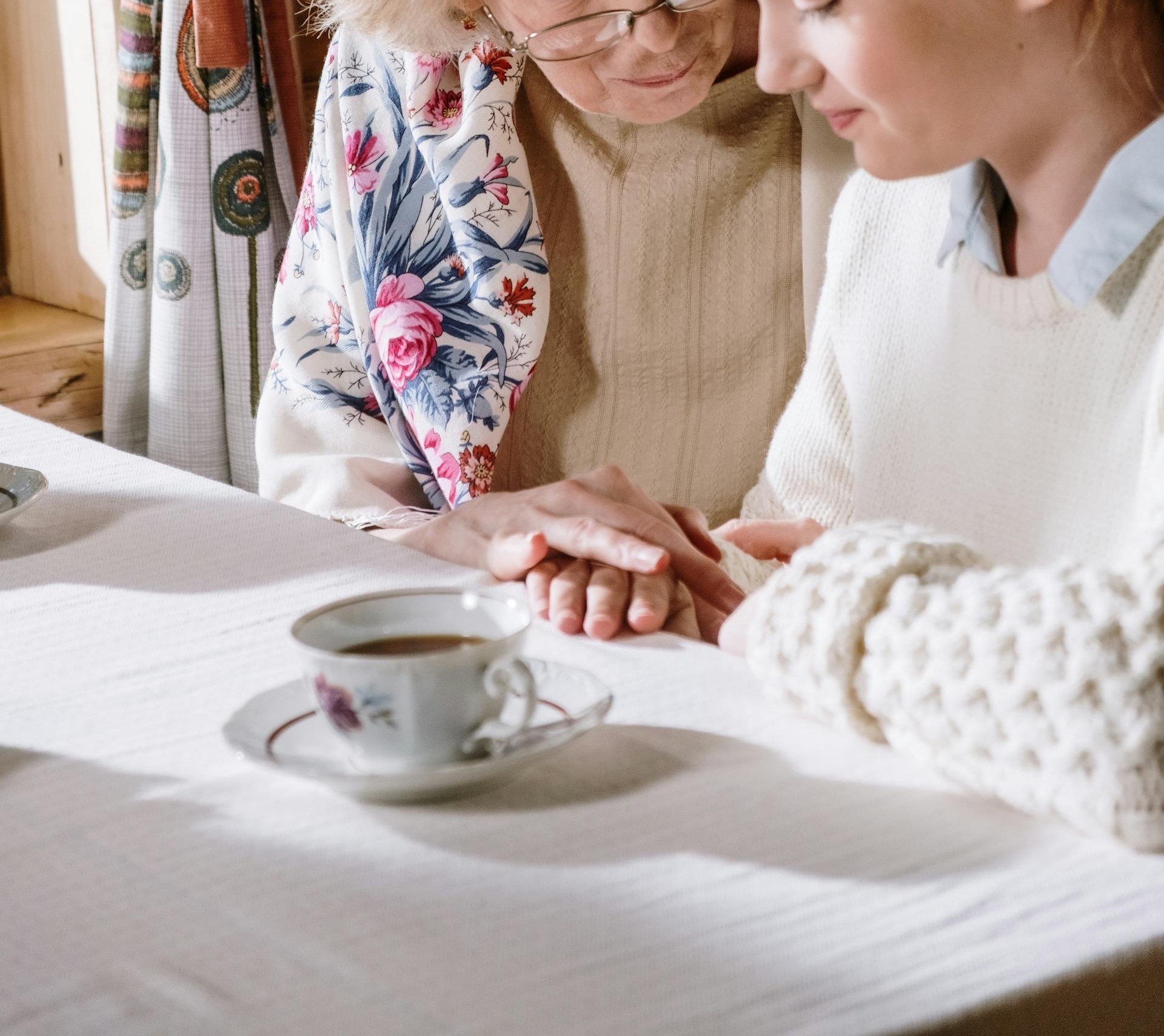 Gros plan d'une femme âgée qui parle à sa petite-fille | Source : Pexels