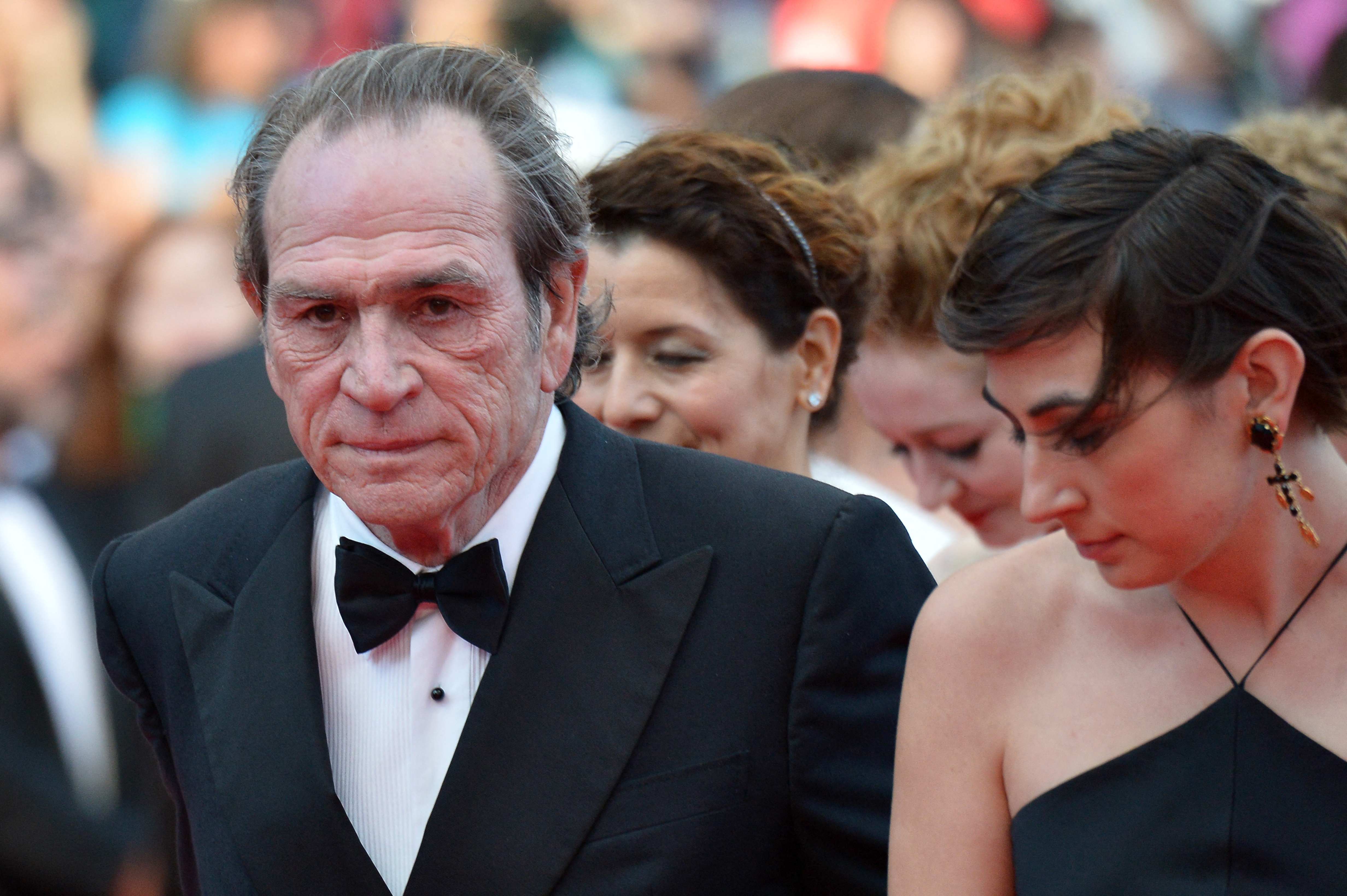 Tommy Lee Jones et sa fille Victoria arrivent pour la projection de son film « The Homesman » lors de la 67e édition du Festival de Cannes, dans le sud de la France, le 18 mai 2014. | Source : Getty Images