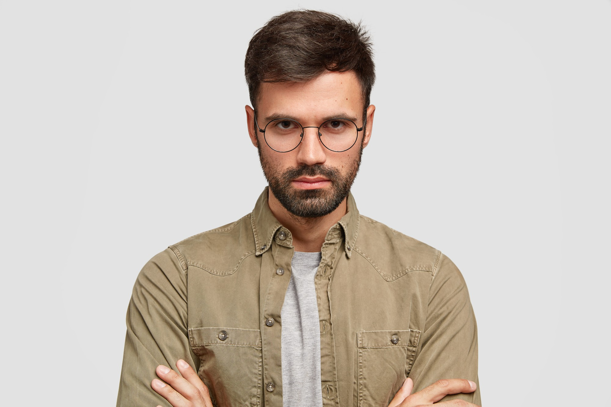 Un homme qui regarde droit devant lui | Source : Freepik