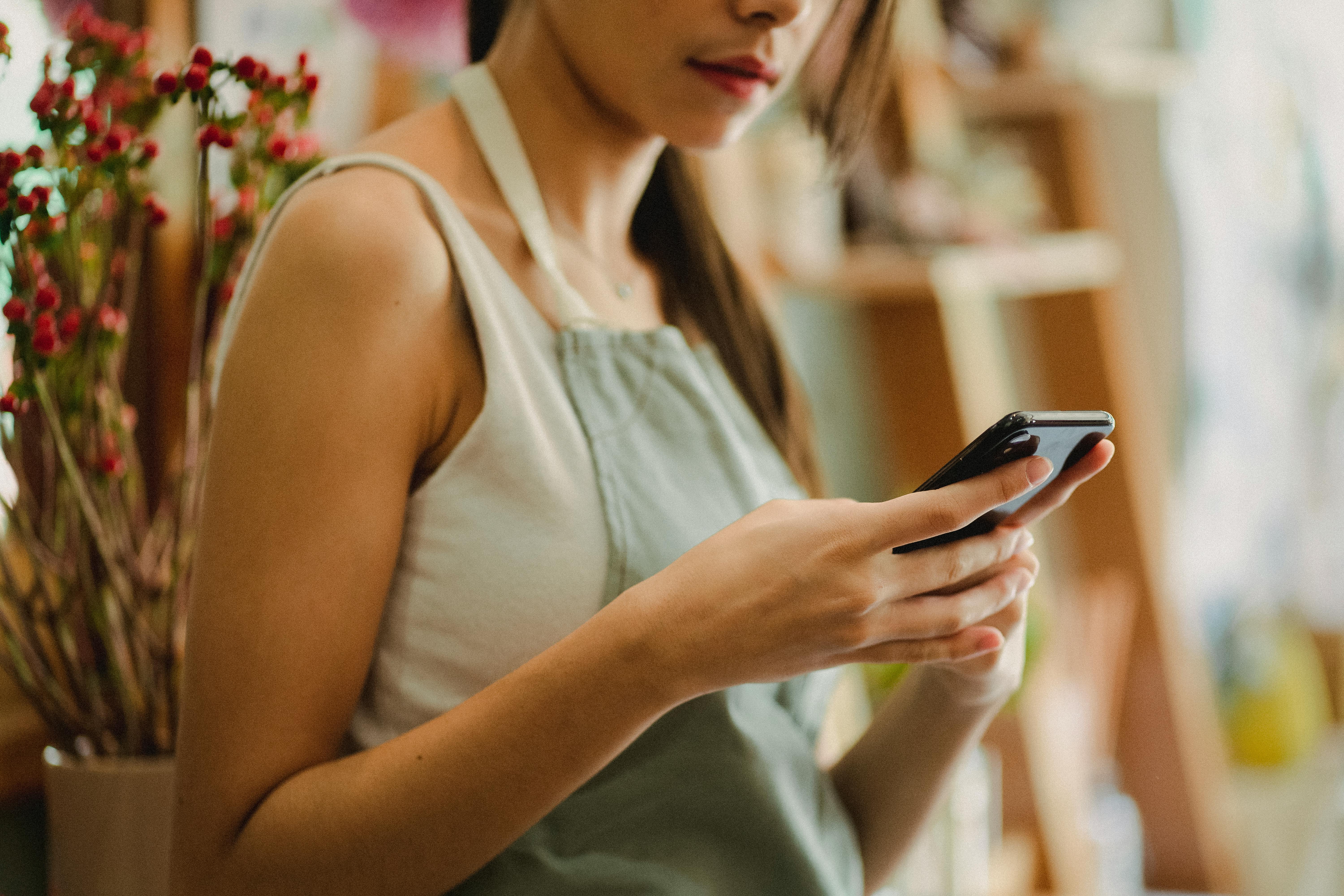 Une femme avec son téléphone | Source : Midjourney