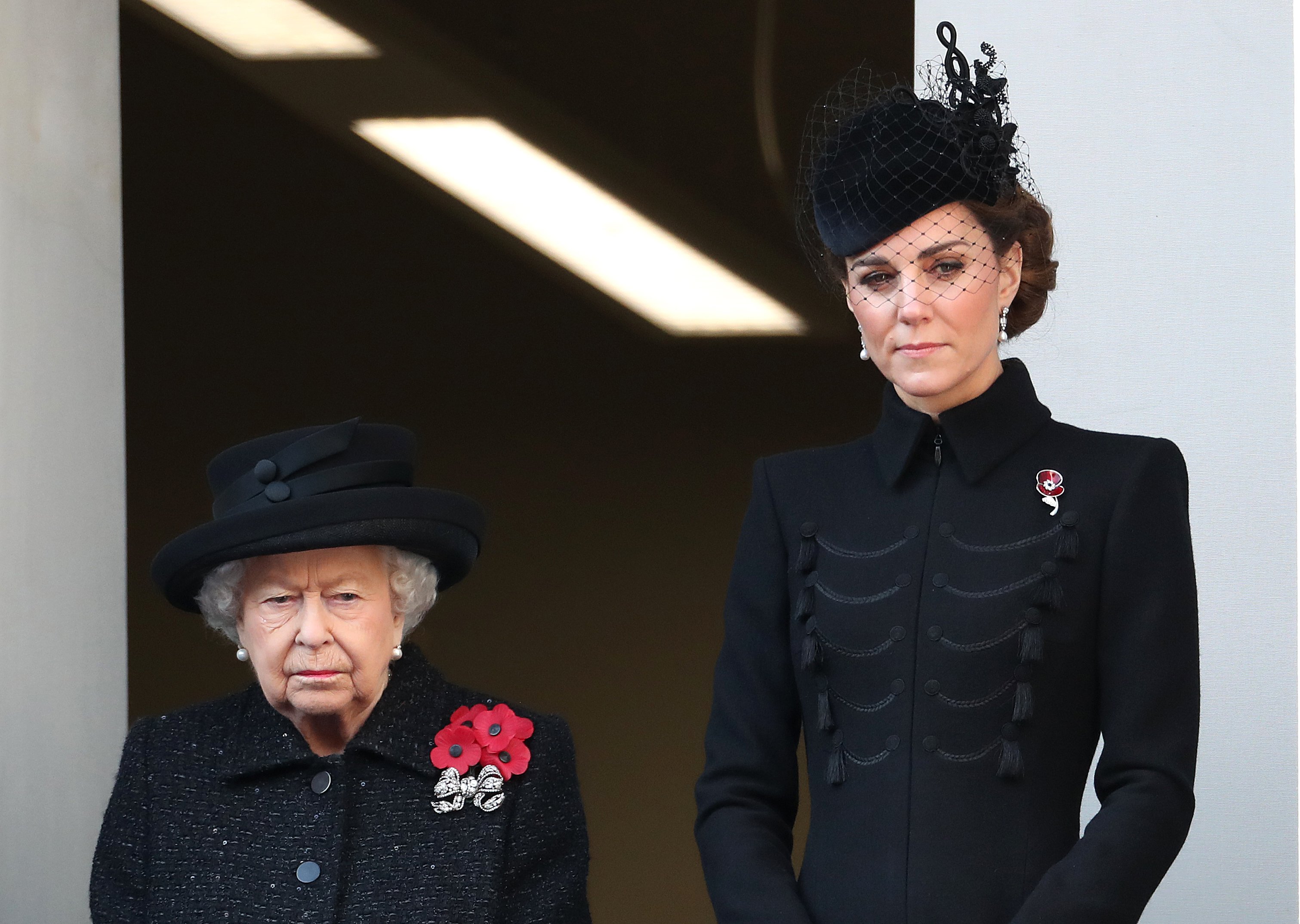 Kate Middleton à côté de la reine Elizabeth au Monument commémoratif annuel du dimanche du Souvenir au Cénotaphe de Londres, en Angleterre. | Source : Getty Images.
