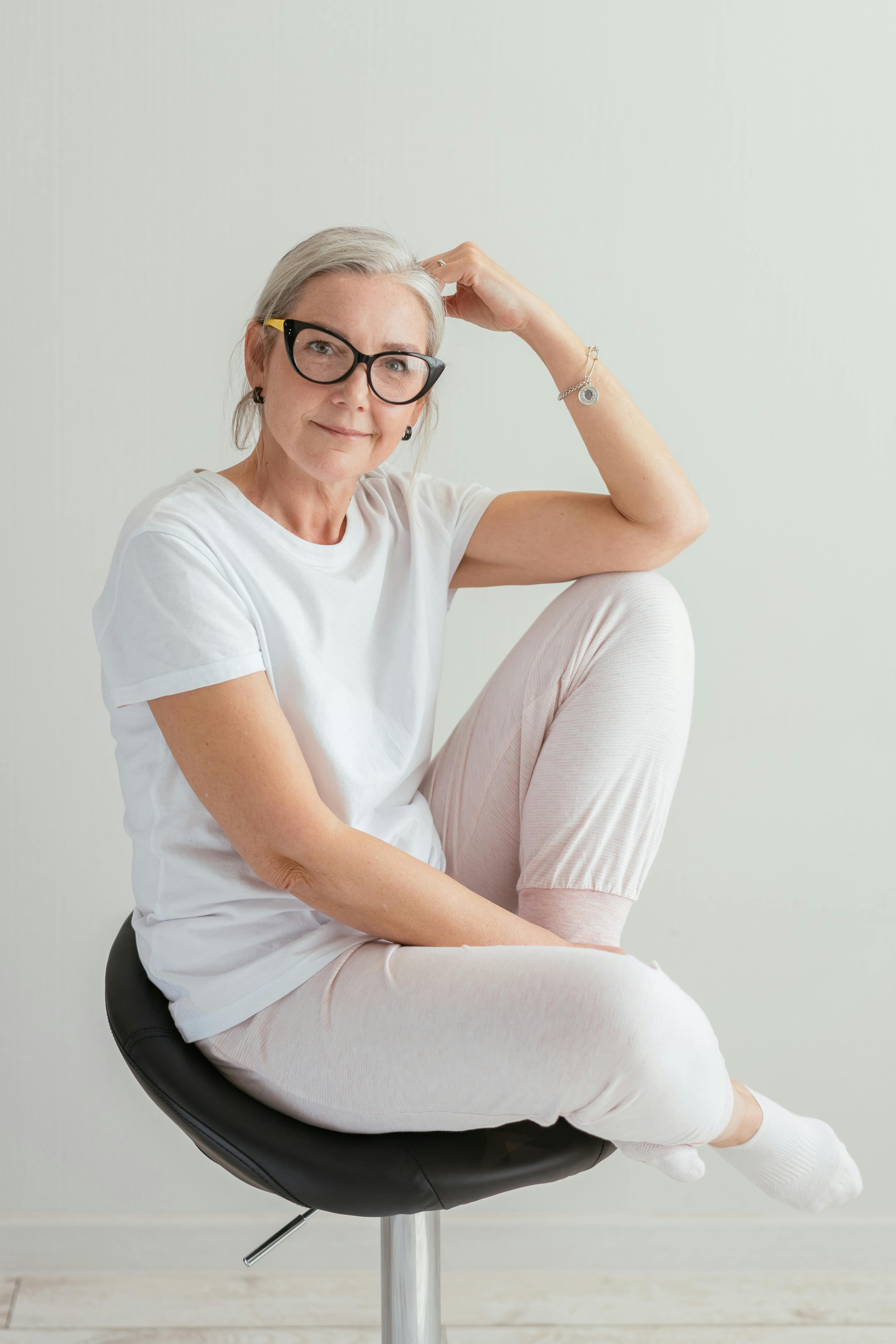 Une femme âgée assise sur une chaise | Source : Pexels